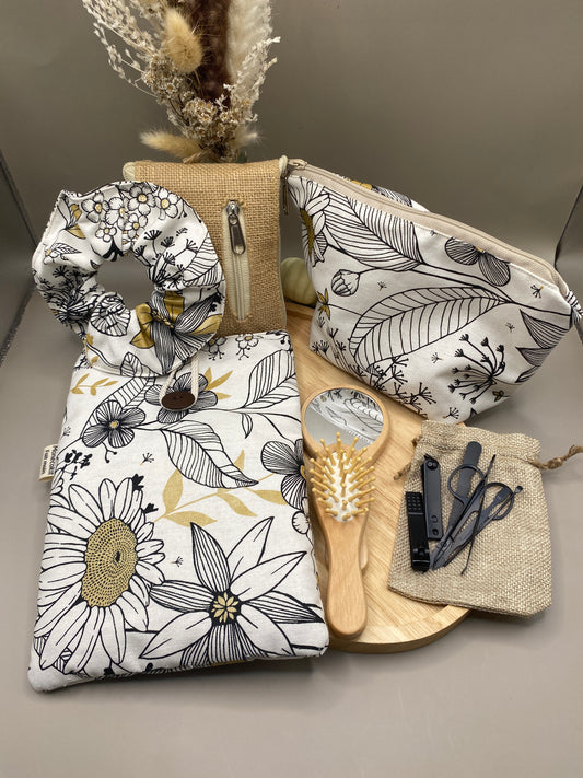 Détail des 7 accessoires artisanaux en coton upcyclé du kit sac à main zéro déchet Mon EcoKit cadeau femme écologique