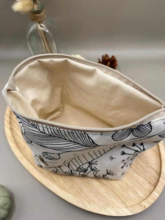 Gros plan sur la fermeture éclair robuste de la pochette zippée artisanale en coton upcyclé