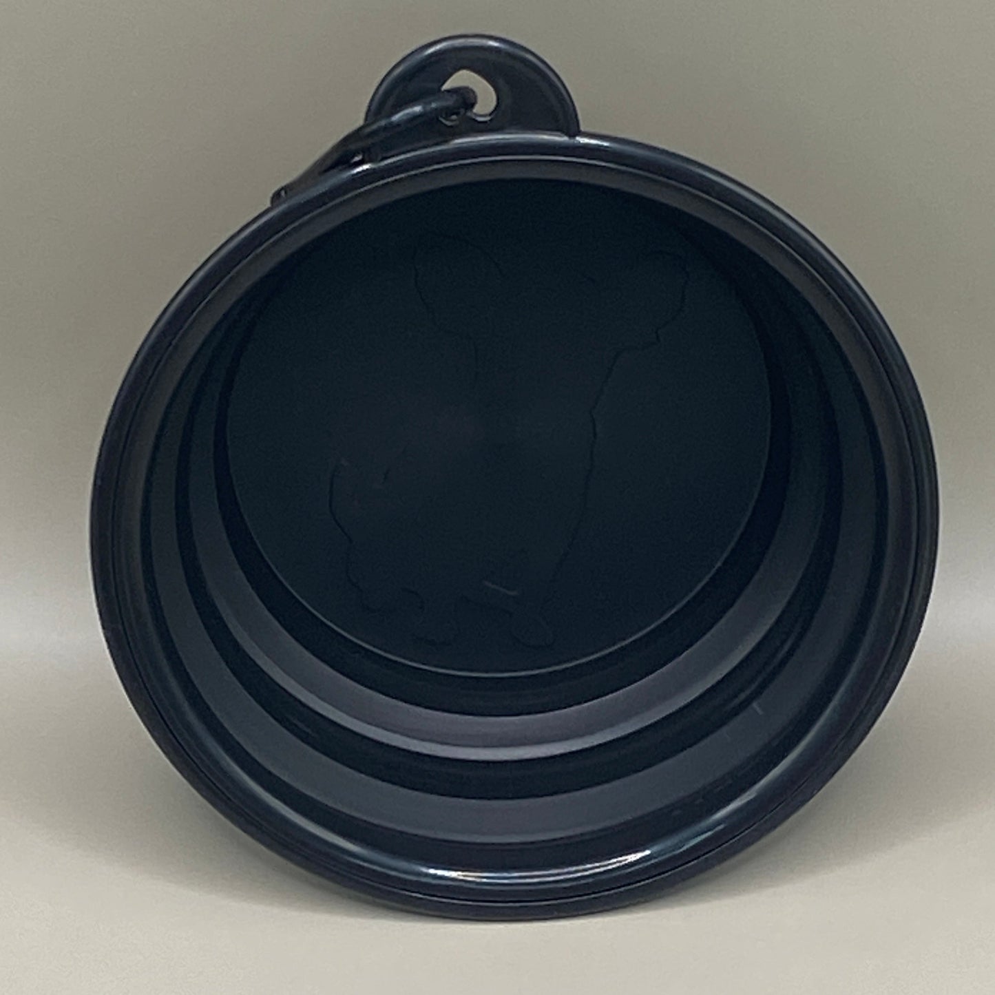 🥣 Hydrate ou nourris ton animal partout avec cette gamelle pliable noire. En TPR souple, dotée d’un mousqueton, elle se glisse facilement dans un sac et se nettoie en un clin d’œil.