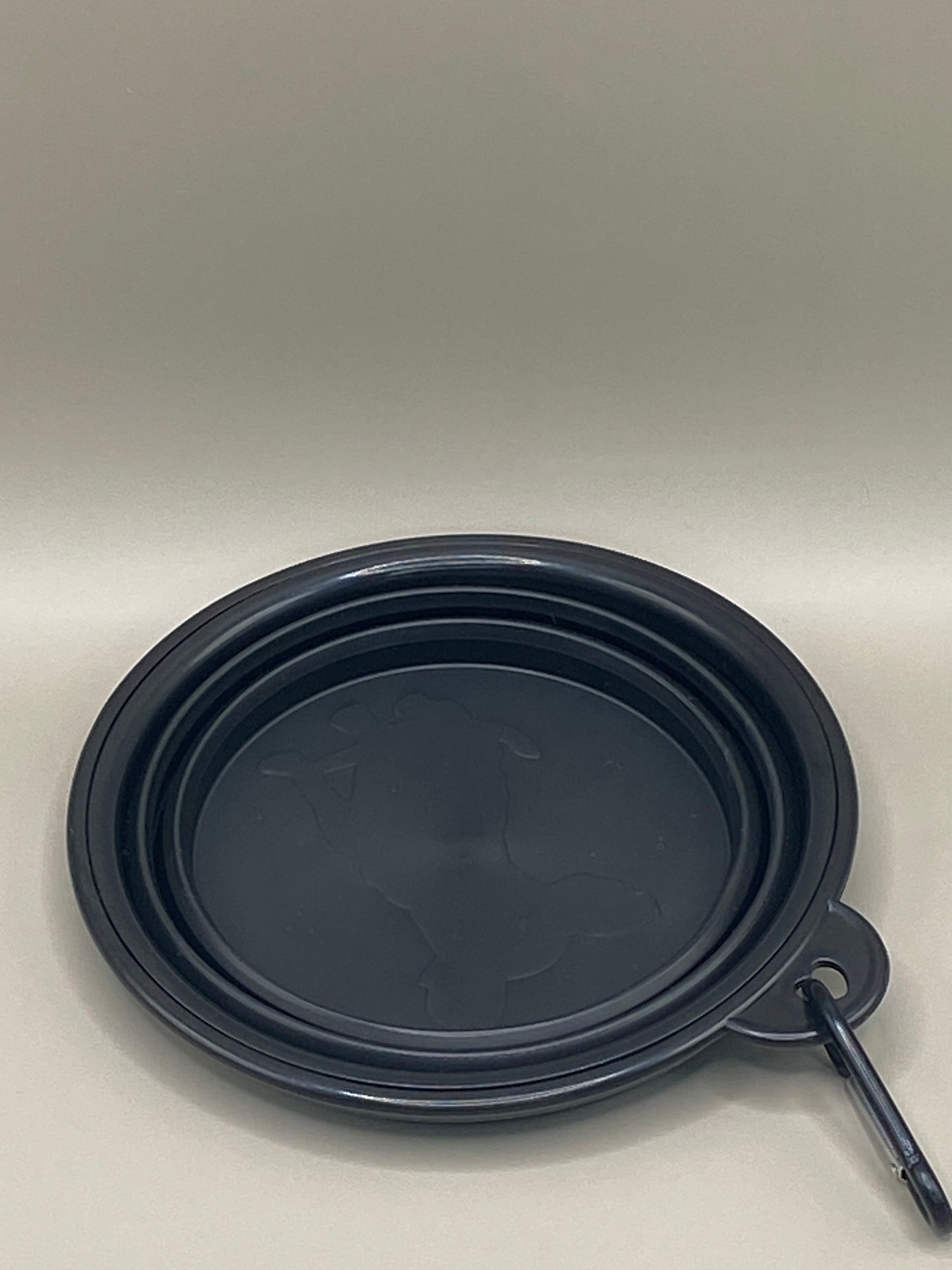 🥣 Hydrate ou nourris ton animal partout avec cette gamelle pliable noire. En TPR souple, dotée d’un mousqueton, elle se glisse facilement dans un sac et se nettoie en un clin d’œil.