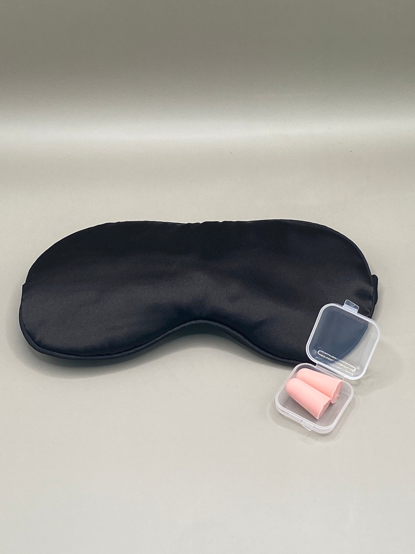 😴 Offre-toi une nuit paisible où que tu sois ! Ce masque de nuit en soie, accompagné d’une paire de bouchons d’oreilles, est livré dans un pochon . Confort absolu garanti.