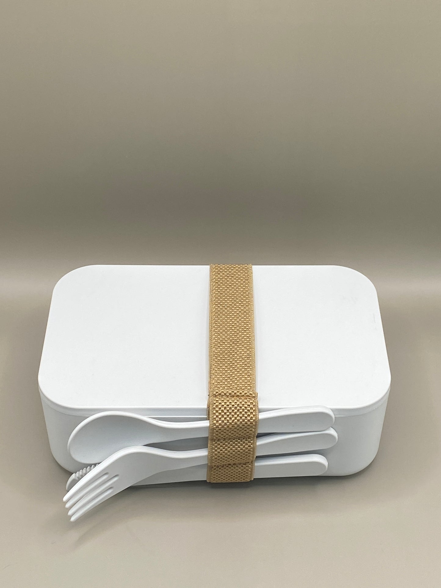 🍱 Emporte ton déjeuner partout avec style et conscience ! Cette lunch box blanche 1 litre est fabriquée en PLA 100 % compostable, sans BPA, et fournie avec un élastique de maintien et un set de couverts assortis.