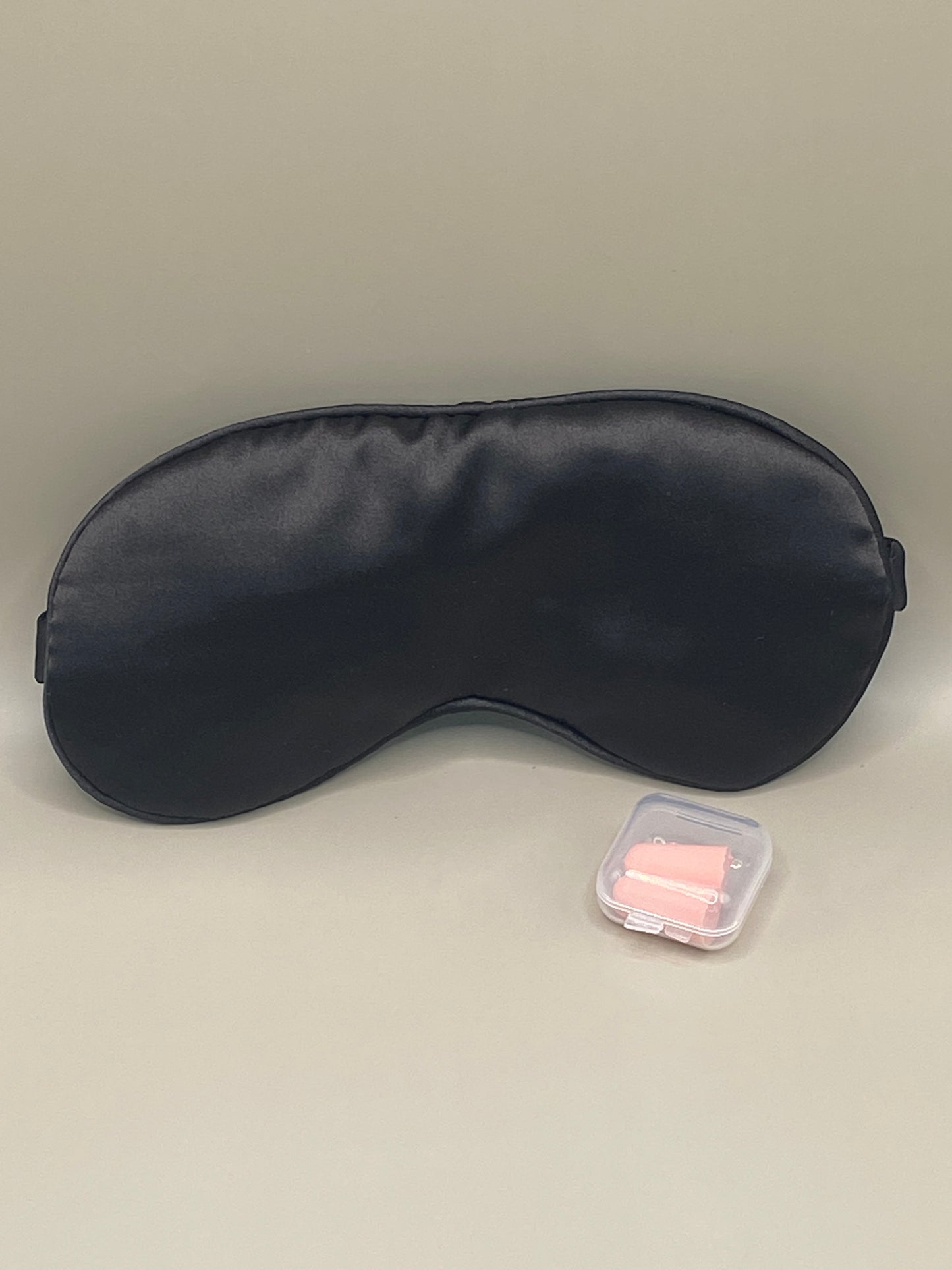 😴 Offre-toi une nuit paisible où que tu sois ! Ce masque de nuit en soie, accompagné d’une paire de bouchons d’oreilles, est livré dans un pochon . Confort absolu garanti.
