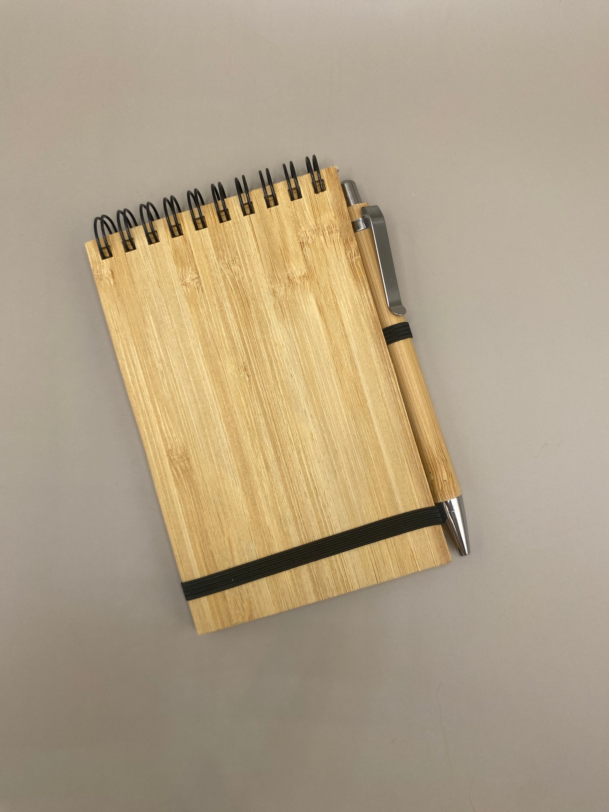 ✏️ Un duo éco-responsable pour écrire naturellement au quotidien. Léger, réutilisable et pratique, parfait pour la maison, le travail ou le sac à main.