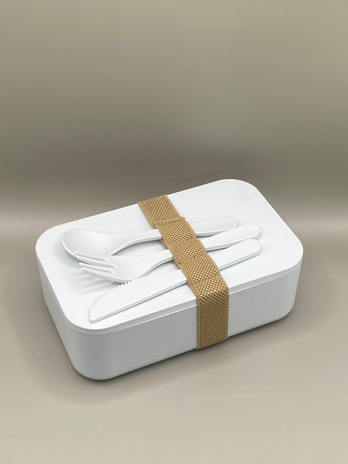 🍱 Emporte ton déjeuner partout avec style et conscience ! Cette lunch box blanche 1 litre est fabriquée en PLA 100 % compostable, sans BPA, et fournie avec un élastique de maintien et un set de couverts assortis.