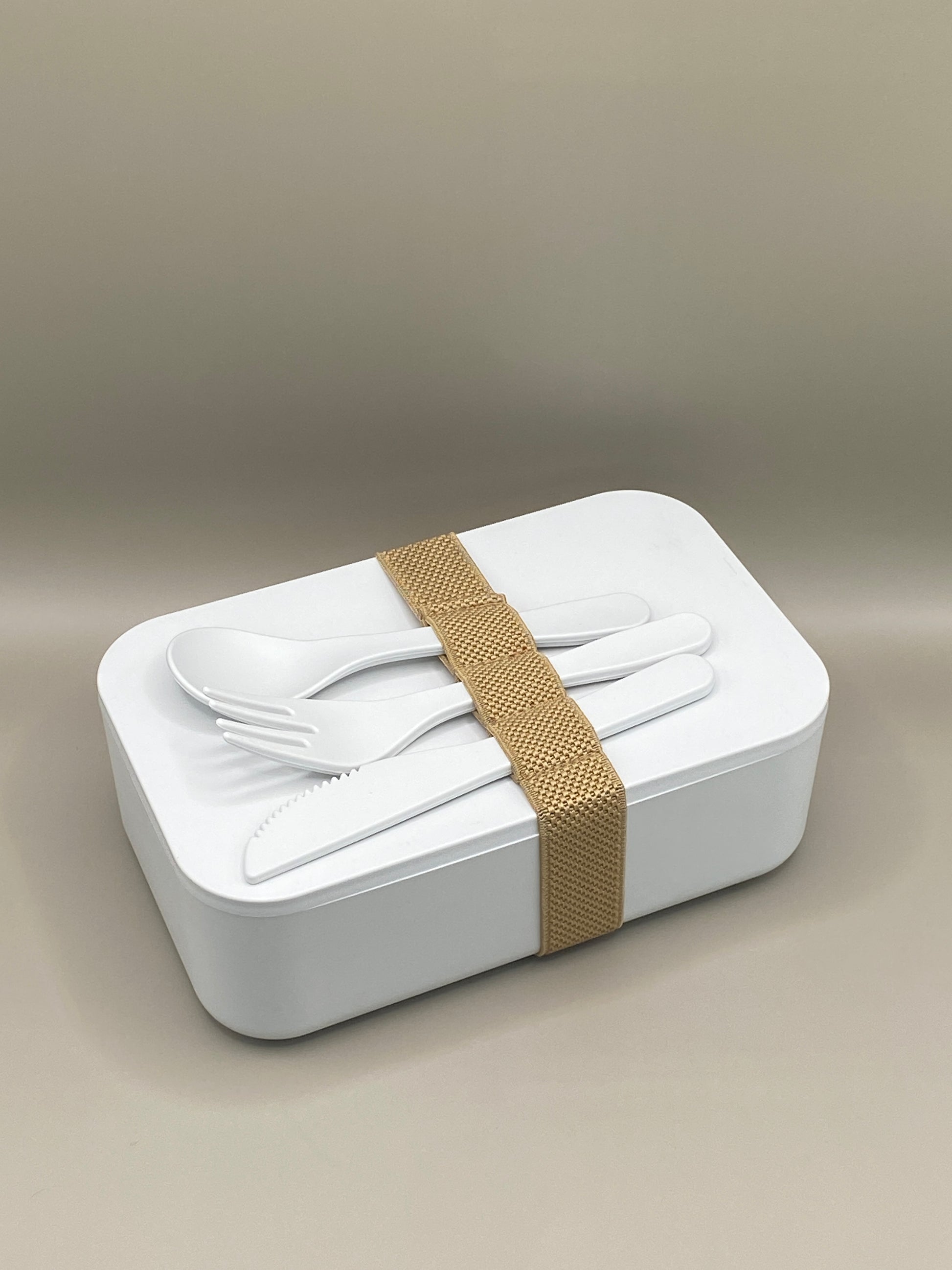 🍱 Emporte ton déjeuner partout avec style et conscience ! Cette lunch box blanche 1 litre est fabriquée en PLA 100 % compostable, sans BPA, et fournie avec un élastique de maintien et un set de couverts assortis.