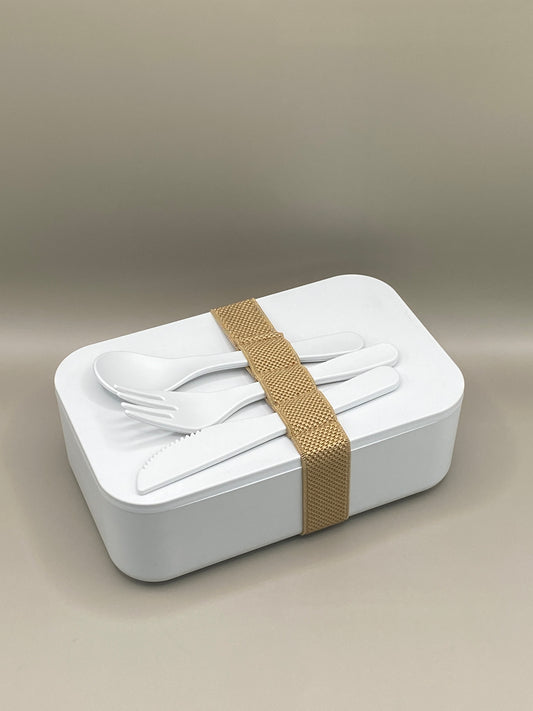 🍱 Emporte ton déjeuner partout avec style et conscience ! Cette lunch box blanche 1 litre est fabriquée en PLA 100 % compostable, sans BPA, et fournie avec un élastique de maintien et un set de couverts assortis.