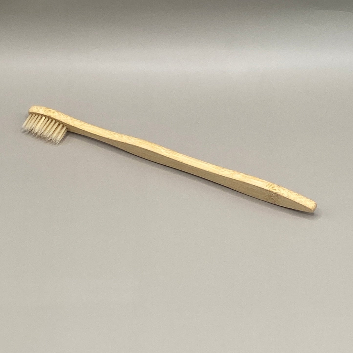 🪥 Une brosse à dents naturelle pour des dents propres sans compromis ! Avec son manche en bambou et ses filaments en nylon ultra doux, elle respecte l’environnement et tes gencives.