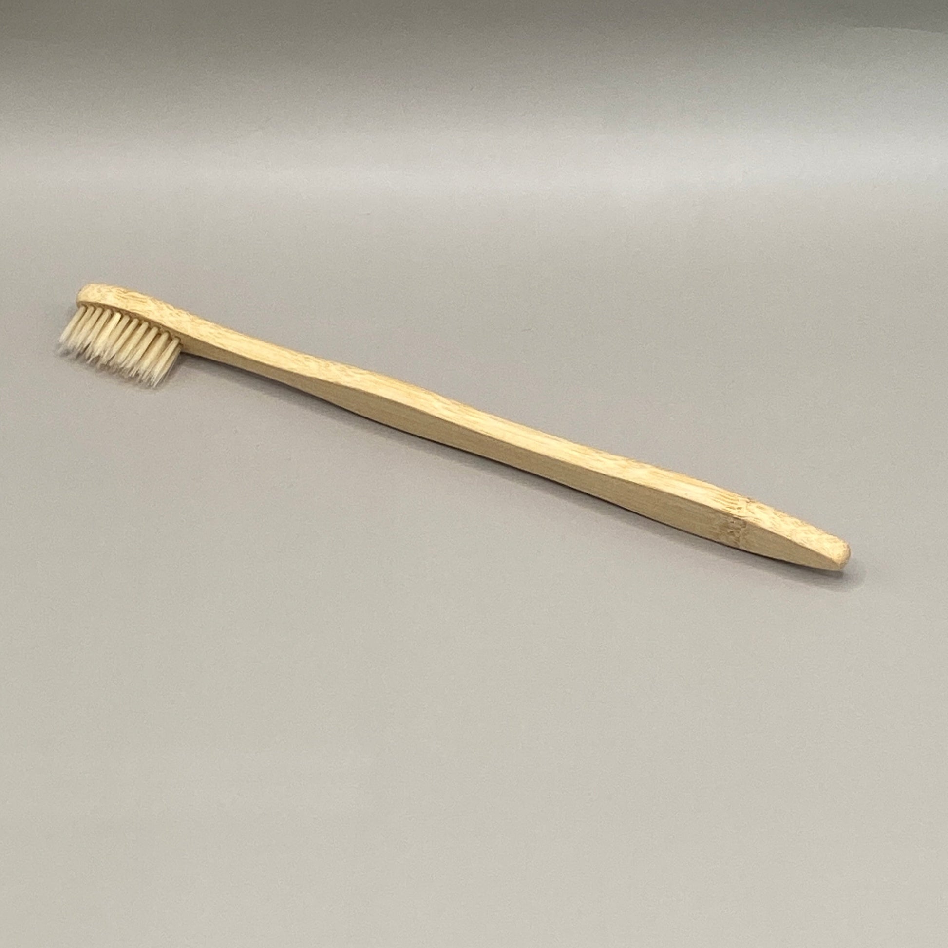 🪥 Une brosse à dents naturelle pour des dents propres sans compromis ! Avec son manche en bambou et ses filaments en nylon ultra doux, elle respecte l’environnement et tes gencives.