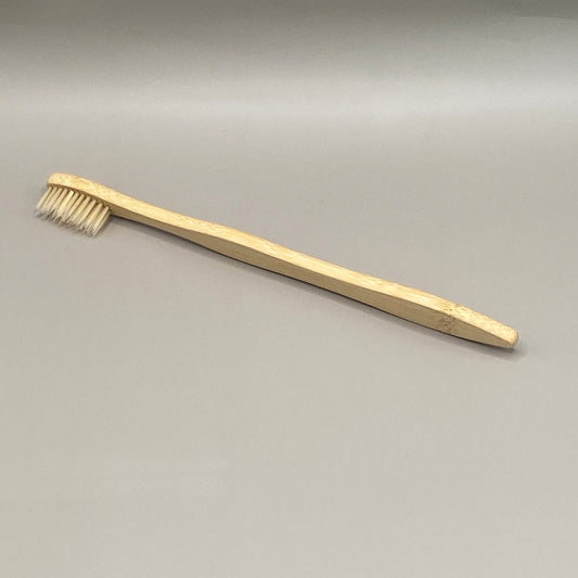 🪥 Une brosse à dents naturelle pour des dents propres sans compromis ! Avec son manche en bambou et ses filaments en nylon ultra doux, elle respecte l’environnement et tes gencives.
