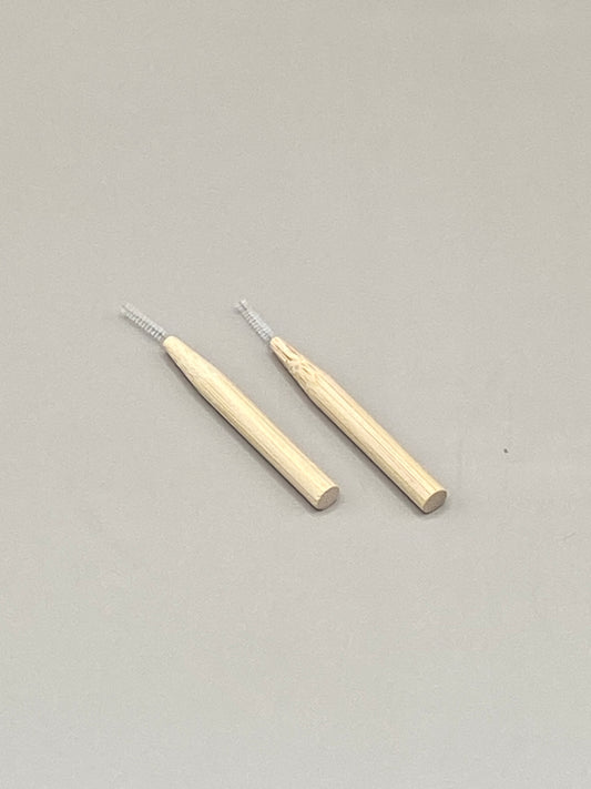 🦷 Garde des dents impeccables jusqu’au moindre recoin ! Ce lot de 2 brossettes interdentaires allie efficacité et respect de l’environnement grâce à leur manche en bambou naturel et leurs poils en nylon souple.