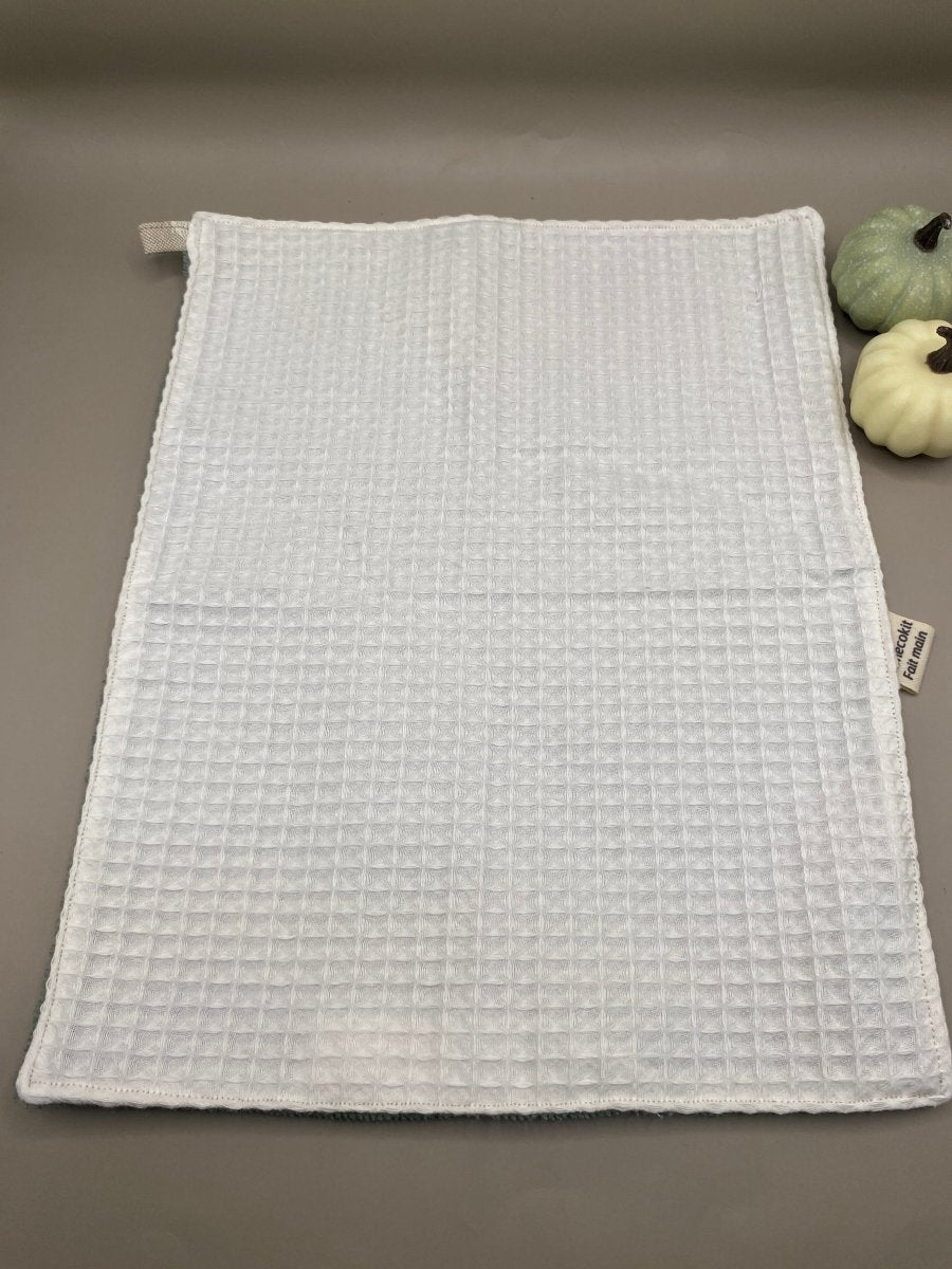 Gros plan texture nid d'abeille microfibre lavette artisanale Mon EcoKit zéro déchet