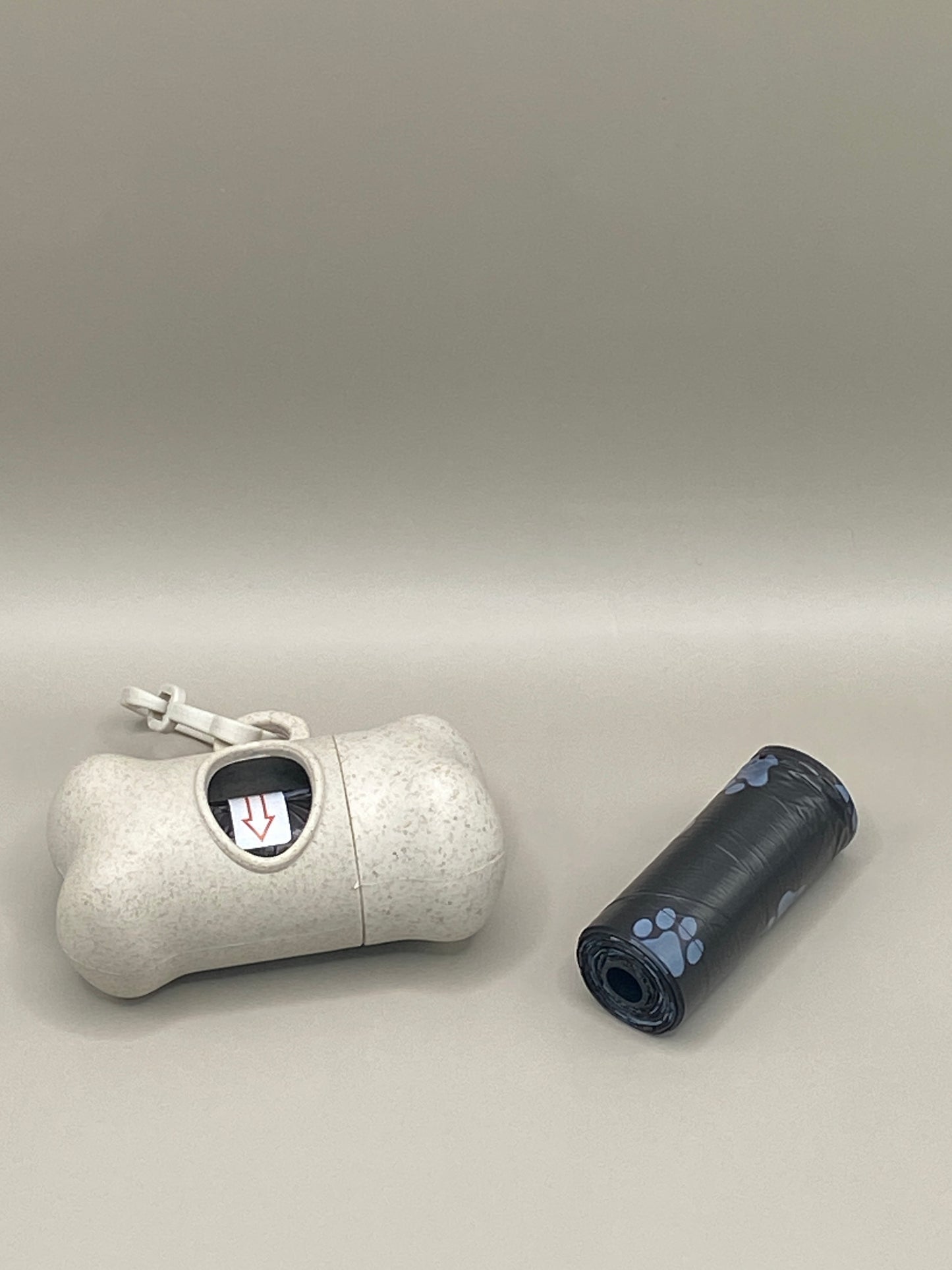 🐶 Emmène partout ton distributeur de sacs à crottes en paille de blé beige, solide, léger et respectueux de l’environnement. Fourni avec une recharge de sacs compostables, il est idéal pour les balades en ville ou à la campagne.