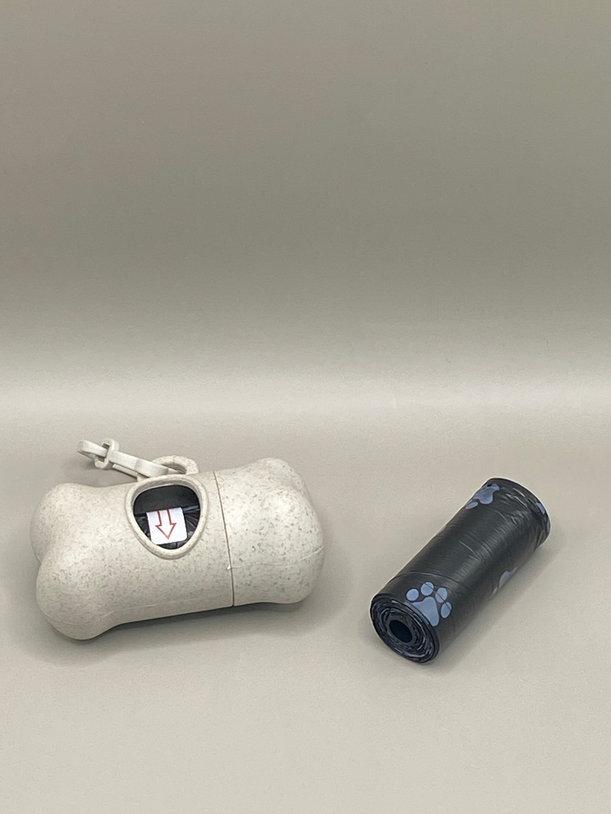 🐶 Emmène partout ton distributeur de sacs à crottes en paille de blé beige, solide, léger et respectueux de l’environnement. Fourni avec une recharge de sacs compostables, il est idéal pour les balades en ville ou à la campagne.