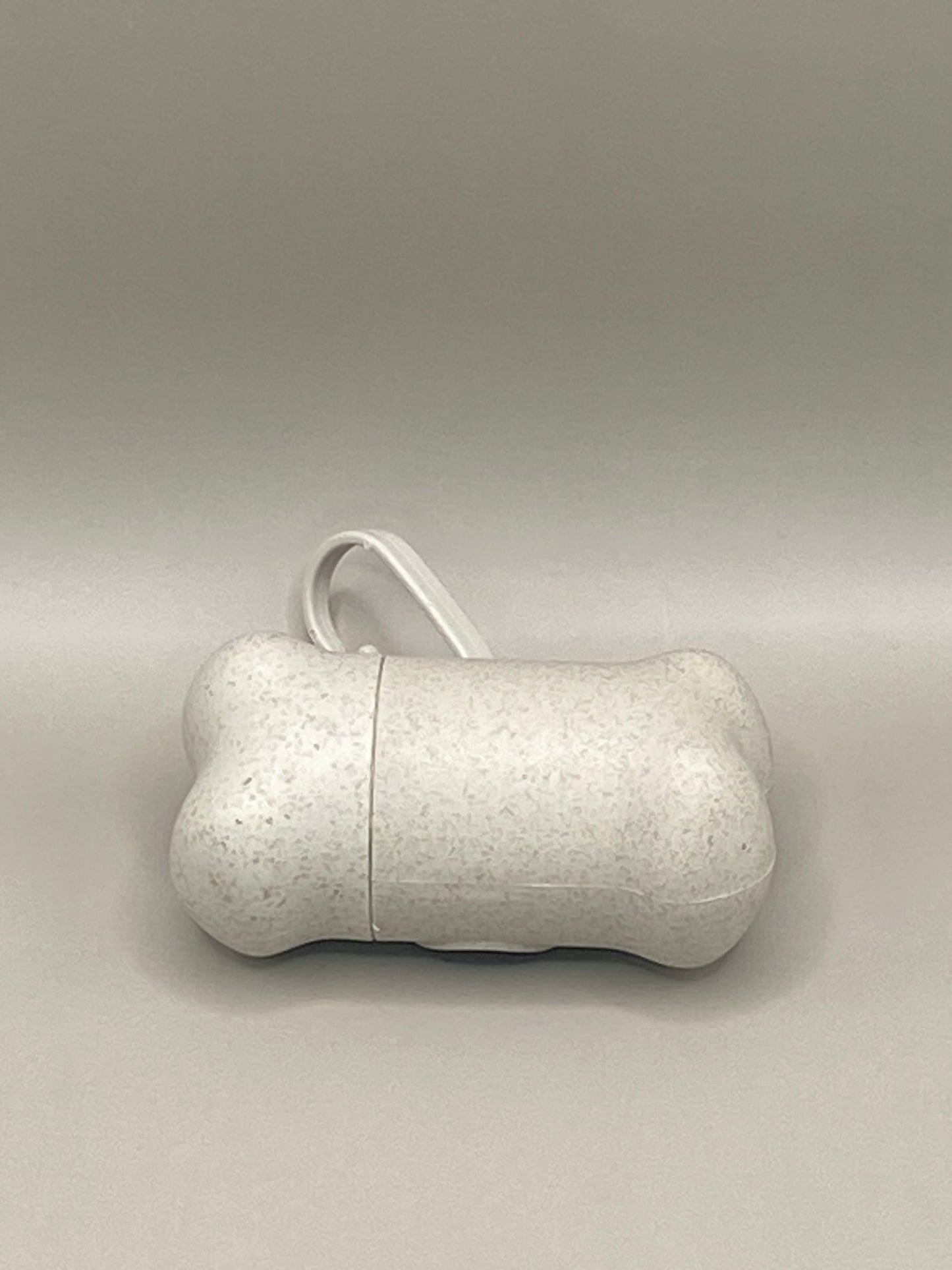 🐶 Emmène partout ton distributeur de sacs à crottes en paille de blé beige, solide, léger et respectueux de l’environnement. Fourni avec une recharge de sacs compostables, il est idéal pour les balades en ville ou à la campagne.
