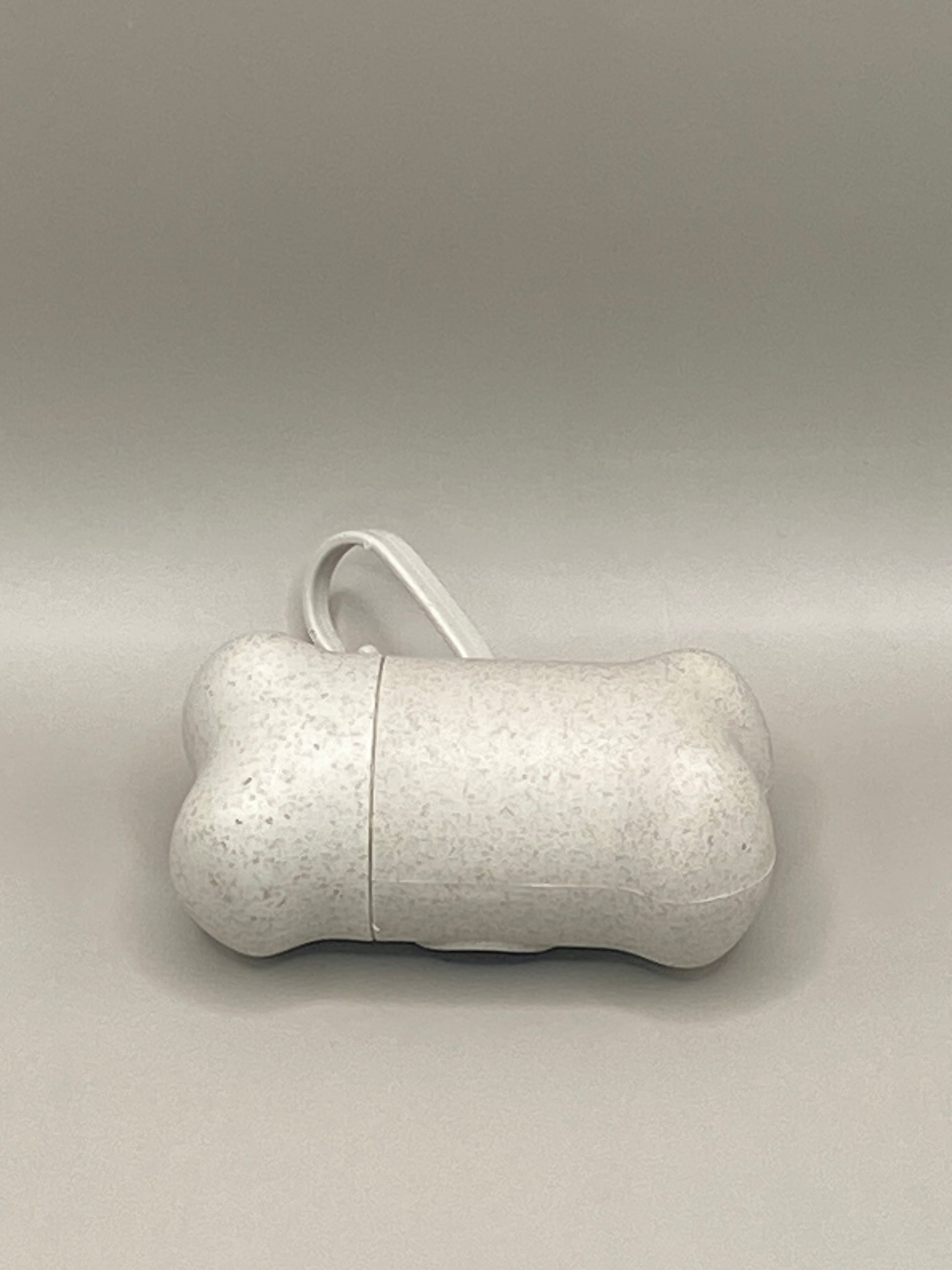 🐶 Emmène partout ton distributeur de sacs à crottes en paille de blé beige, solide, léger et respectueux de l’environnement. Fourni avec une recharge de sacs compostables, il est idéal pour les balades en ville ou à la campagne.