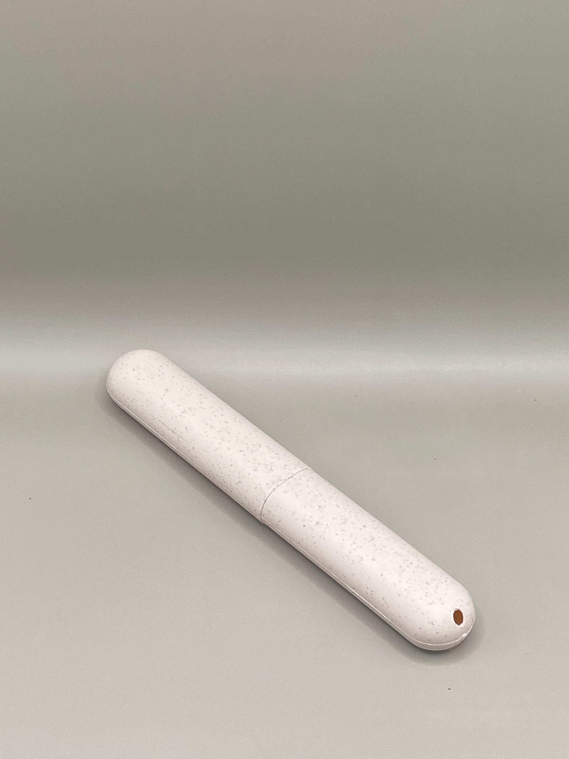 🪥 Protège ta brosse à dents en voyage tout en respectant la planète ! Cet étui en paille de blé beige de 21 cm est solide, hygiénique et parfait pour ta trousse nomade.