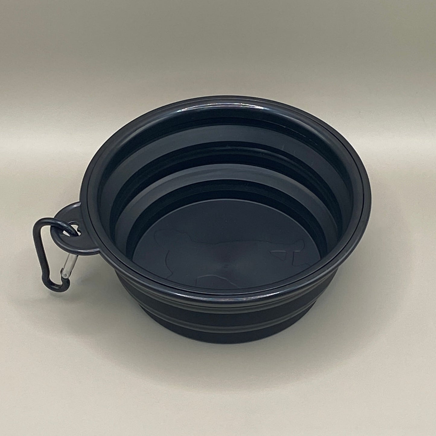 🥣 Hydrate ou nourris ton animal partout avec cette gamelle pliable noire. En TPR souple, dotée d’un mousqueton, elle se glisse facilement dans un sac et se nettoie en un clin d’œil.