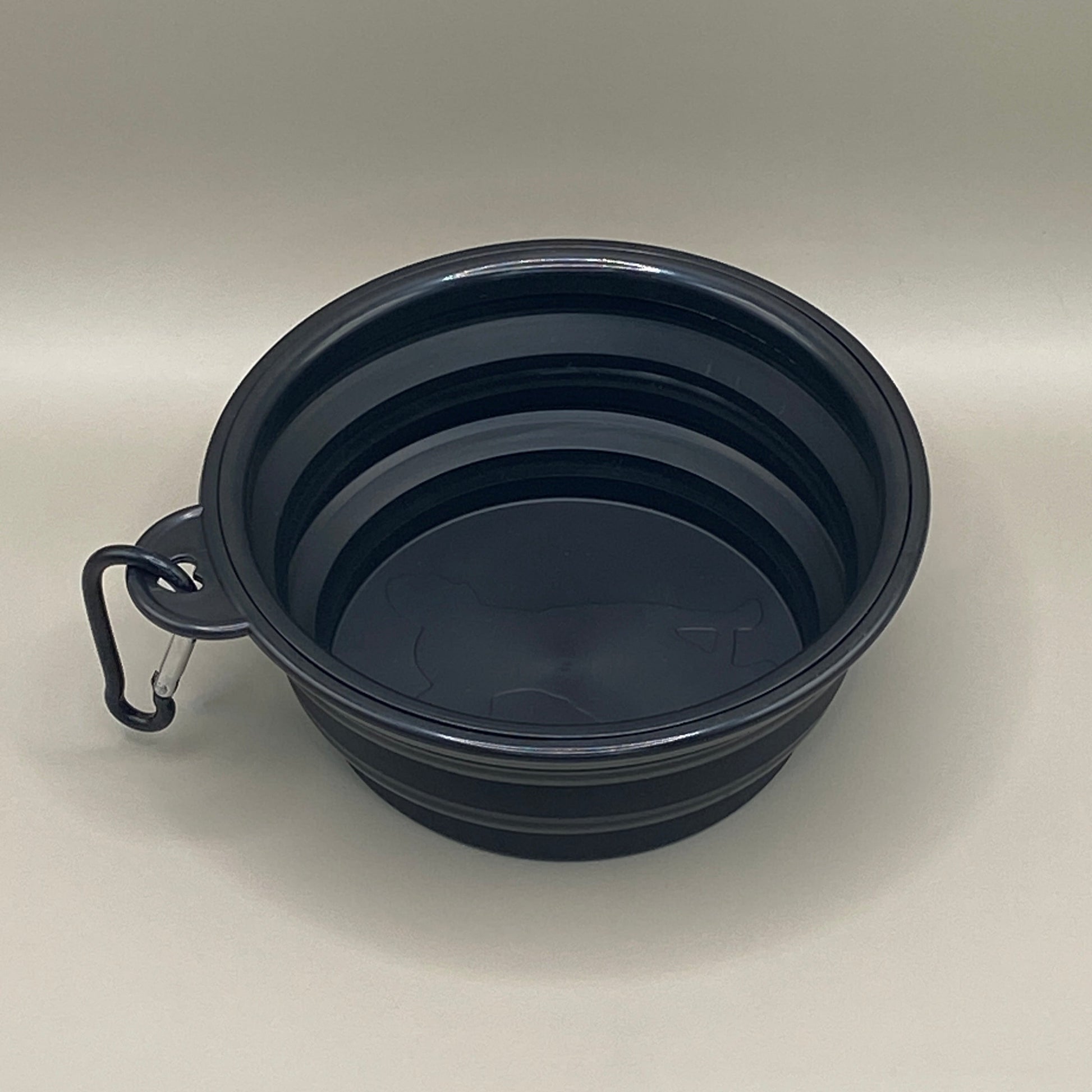 🥣 Hydrate ou nourris ton animal partout avec cette gamelle pliable noire. En TPR souple, dotée d’un mousqueton, elle se glisse facilement dans un sac et se nettoie en un clin d’œil.