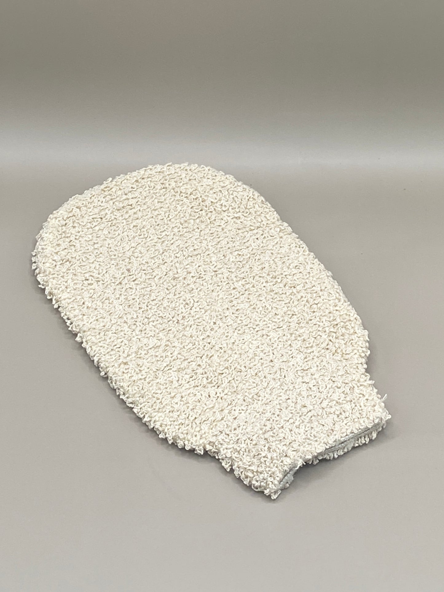 🛁 Offrez à votre peau un soin purifiant et revitalisant avec ce gant exfoliant en fibre de luffa. Naturel, durable et sans plastique, il élimine les peaux mortes tout en stimulant la circulation.
