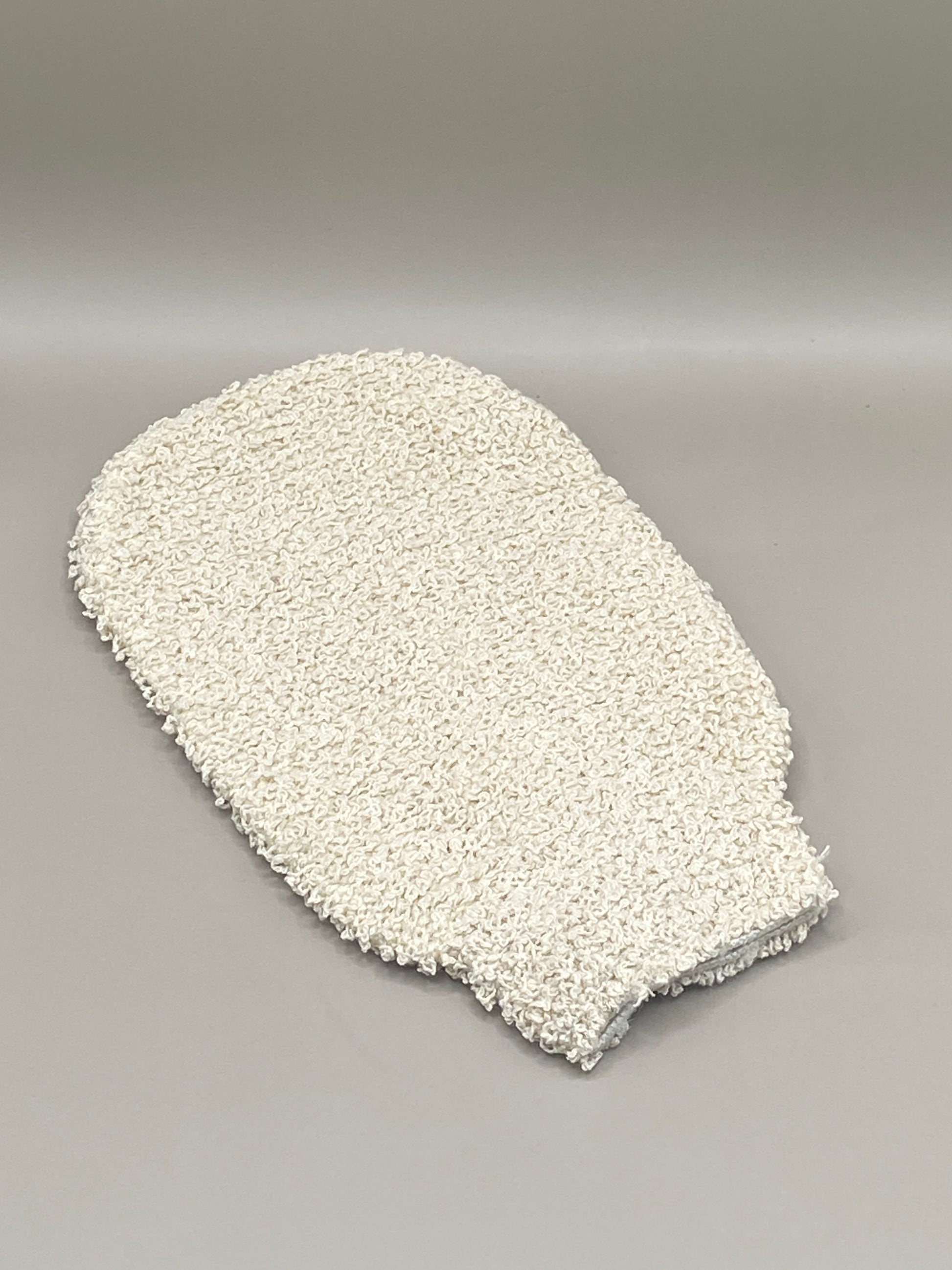 🛁 Offrez à votre peau un soin purifiant et revitalisant avec ce gant exfoliant en fibre de luffa. Naturel, durable et sans plastique, il élimine les peaux mortes tout en stimulant la circulation.