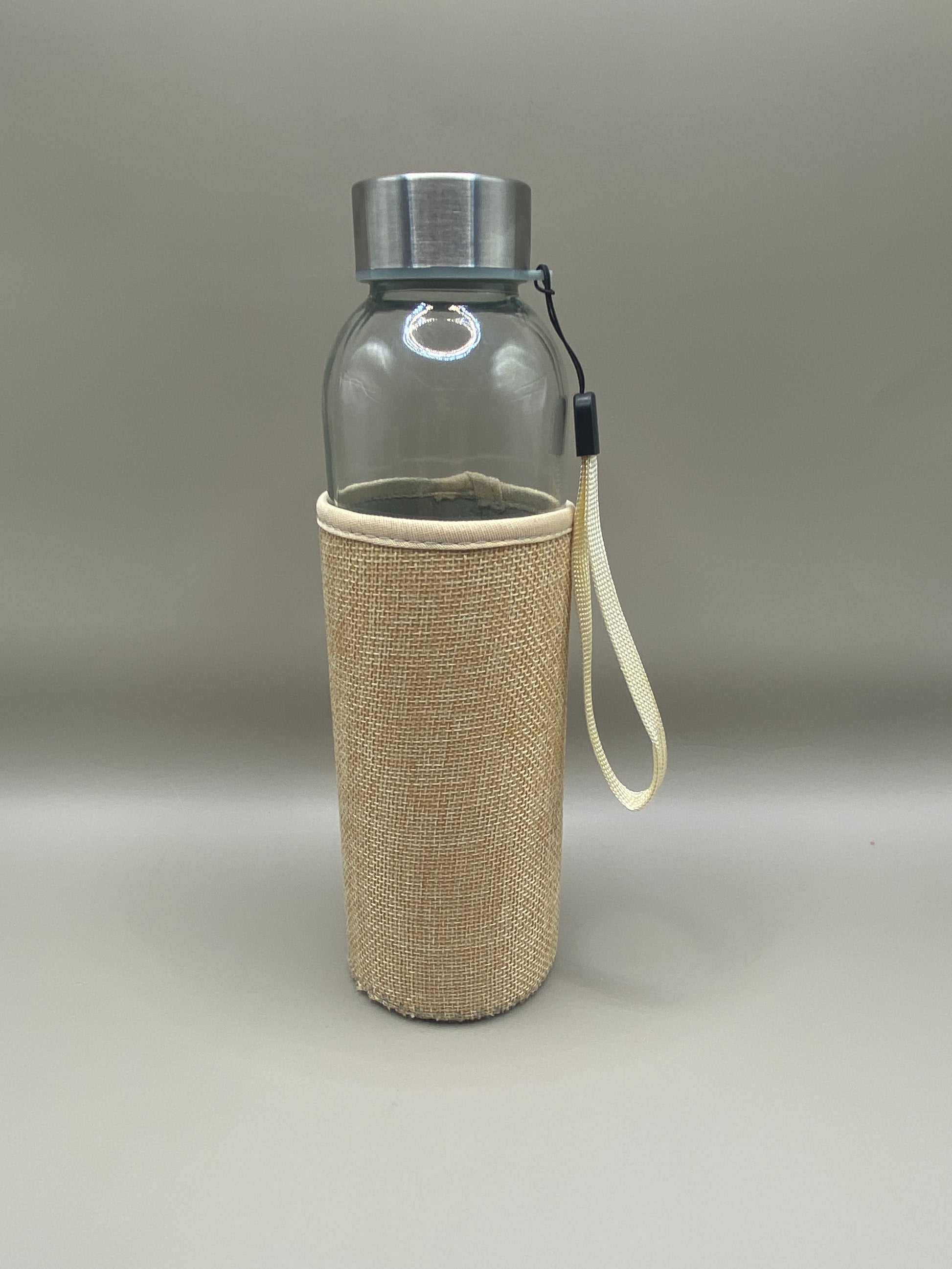 💧 Hydrate-toi au quotidien sans générer de déchets ! Cette gourde en verre avec étui en jute de 500 ml est légère, solide&nbsp; pour l’emmener partout avec toi.