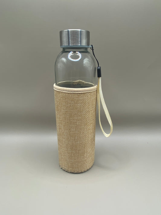 💧 Hydrate-toi au quotidien sans générer de déchets ! Cette gourde en verre avec étui en jute de 500 ml est légère, solide&nbsp; pour l’emmener partout avec toi.