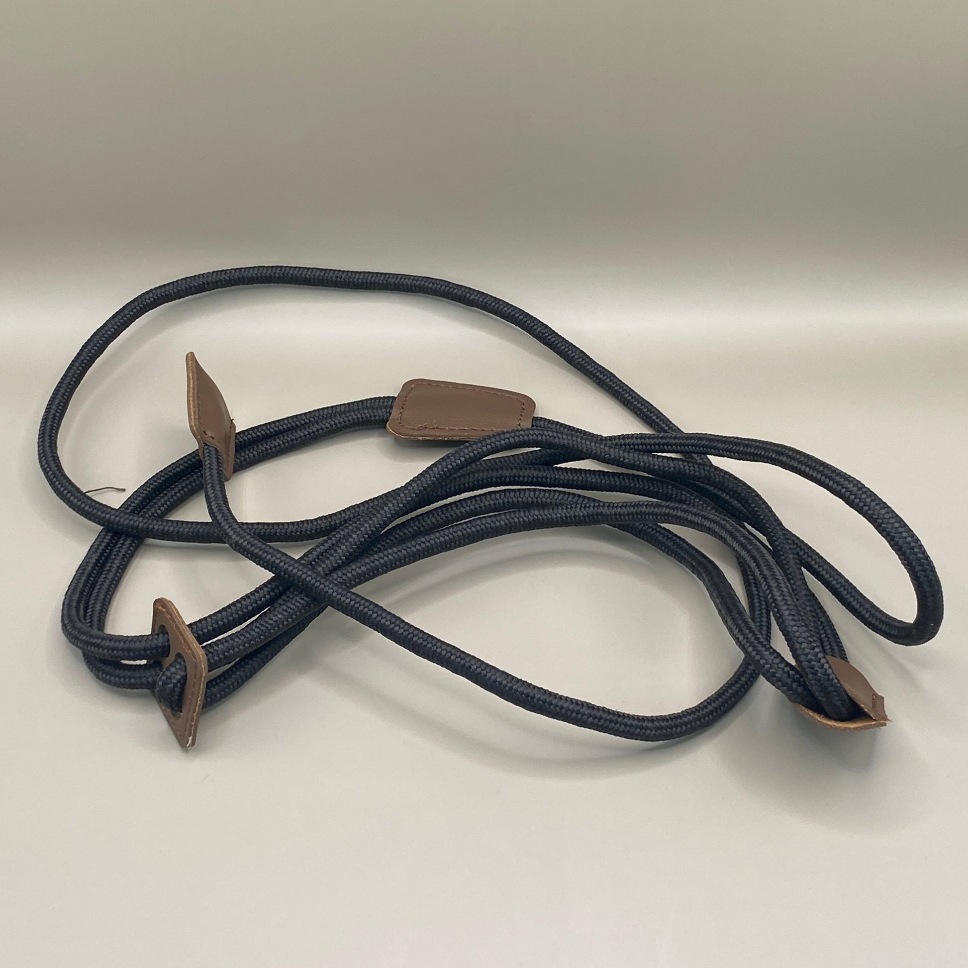🐕🦺 Offrez à votre compagnon une promenade confortable et sécurisée grâce à ce harnais en nylon réglable avec laisse intégrée de 1,52 m. Solide, pratique et doux pour la peau, il s’adapte à toutes les morphologies.