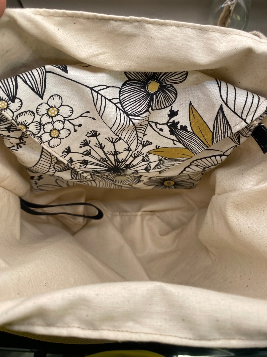 Intérieur du tote bag en coton doublé avec élastique cousu pour maintenir une gourde.