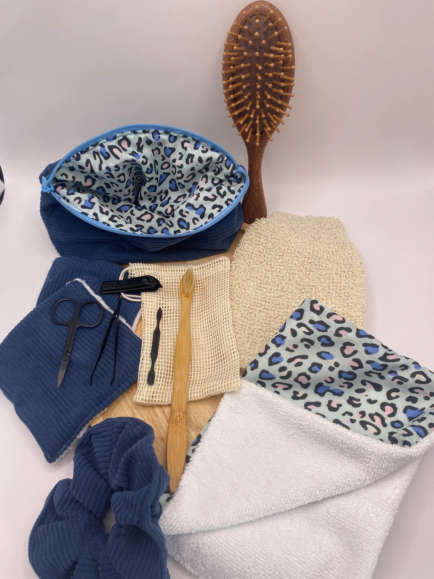 Kit_hygiene_artisanal_fait_main_mod_le_Vanessa_en_velours_bleu_et_leopard - Mon EcoKit