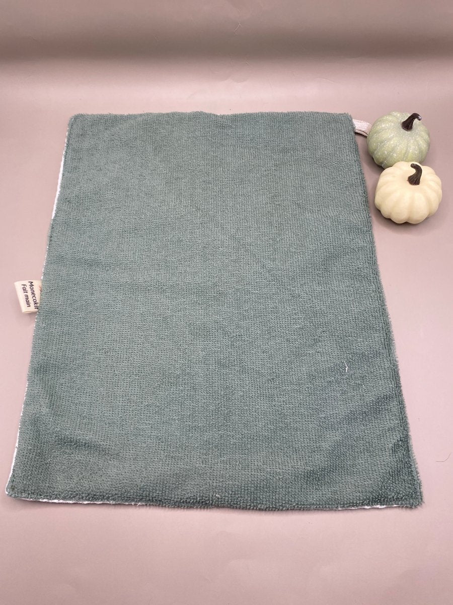 Lavette microfibre nid d'abeille artisanale utilisée pour essuyer vaisselle cuisine écologique zéro déchet