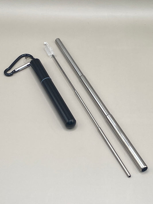 🥤 Remplace les pailles jetables par une alternative élégante et réutilisable ! Cette paille télescopique en inox argenté, extensible de 9,5 à 23,56 cm, est fournie avec un étui rigide, un mousqueton et un goupillon de nettoyage.