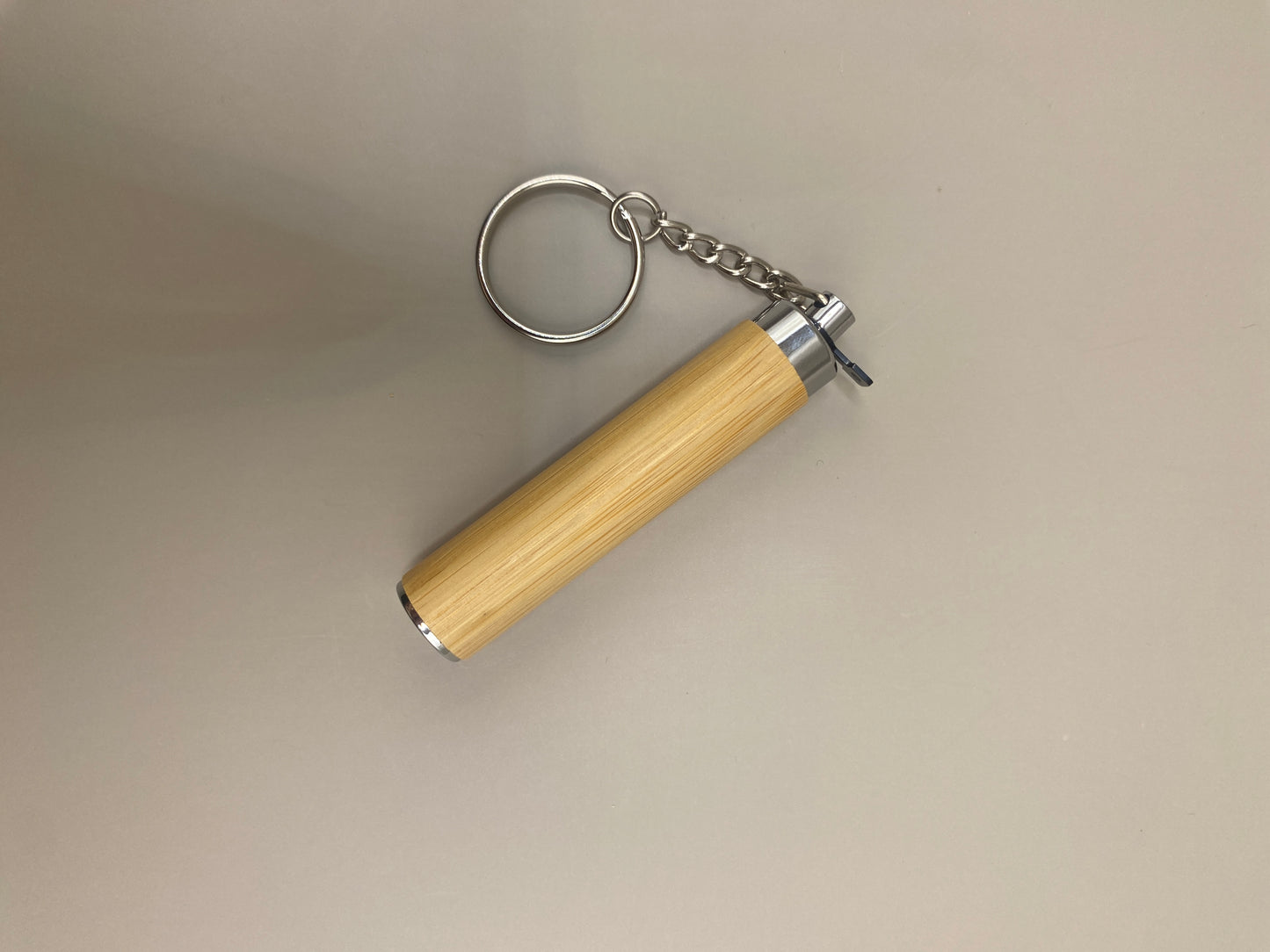 1 porte-clés en bambou avec lampe LED intégrée
