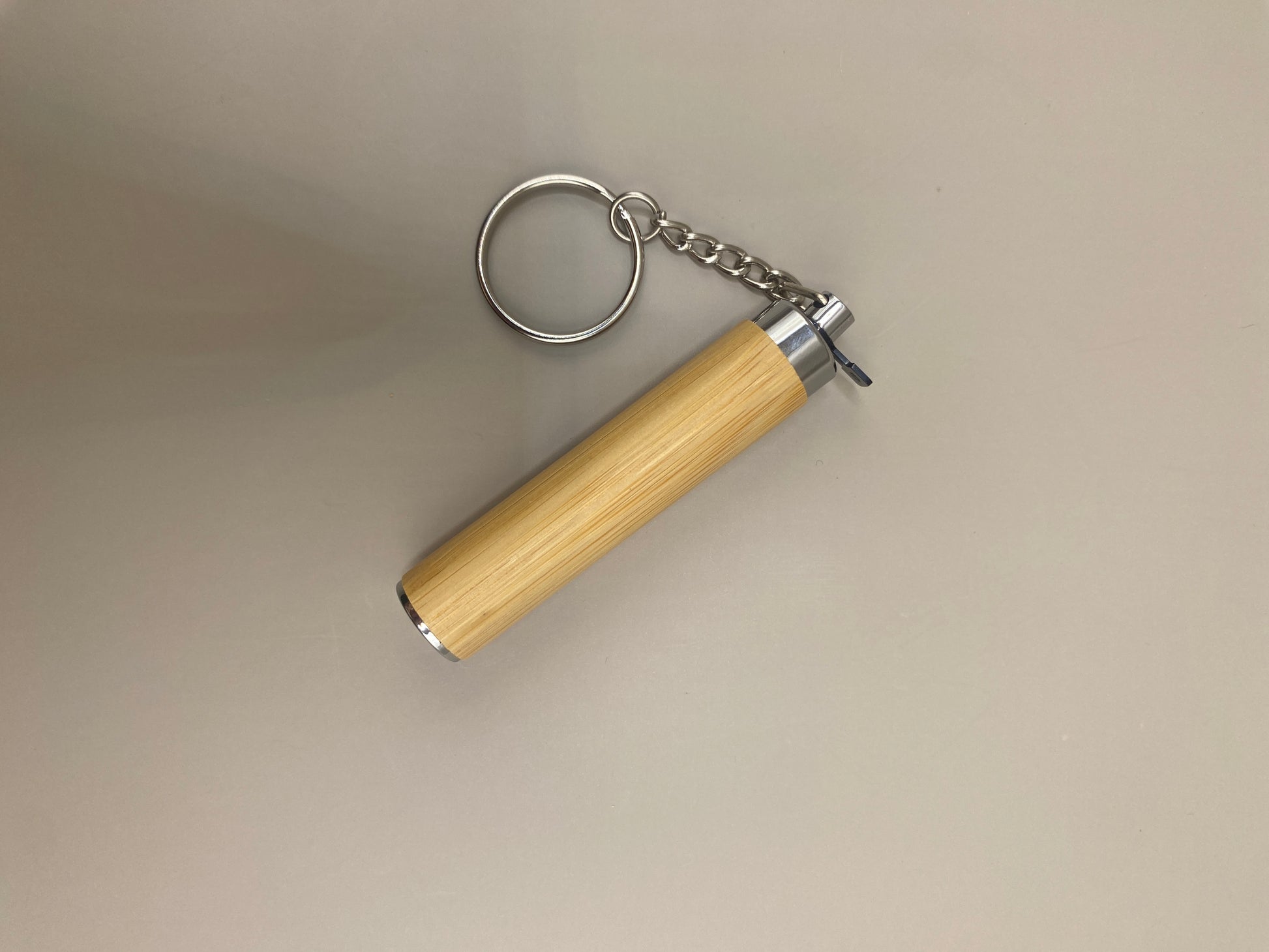 1 porte-clés en bambou avec lampe LED intégrée