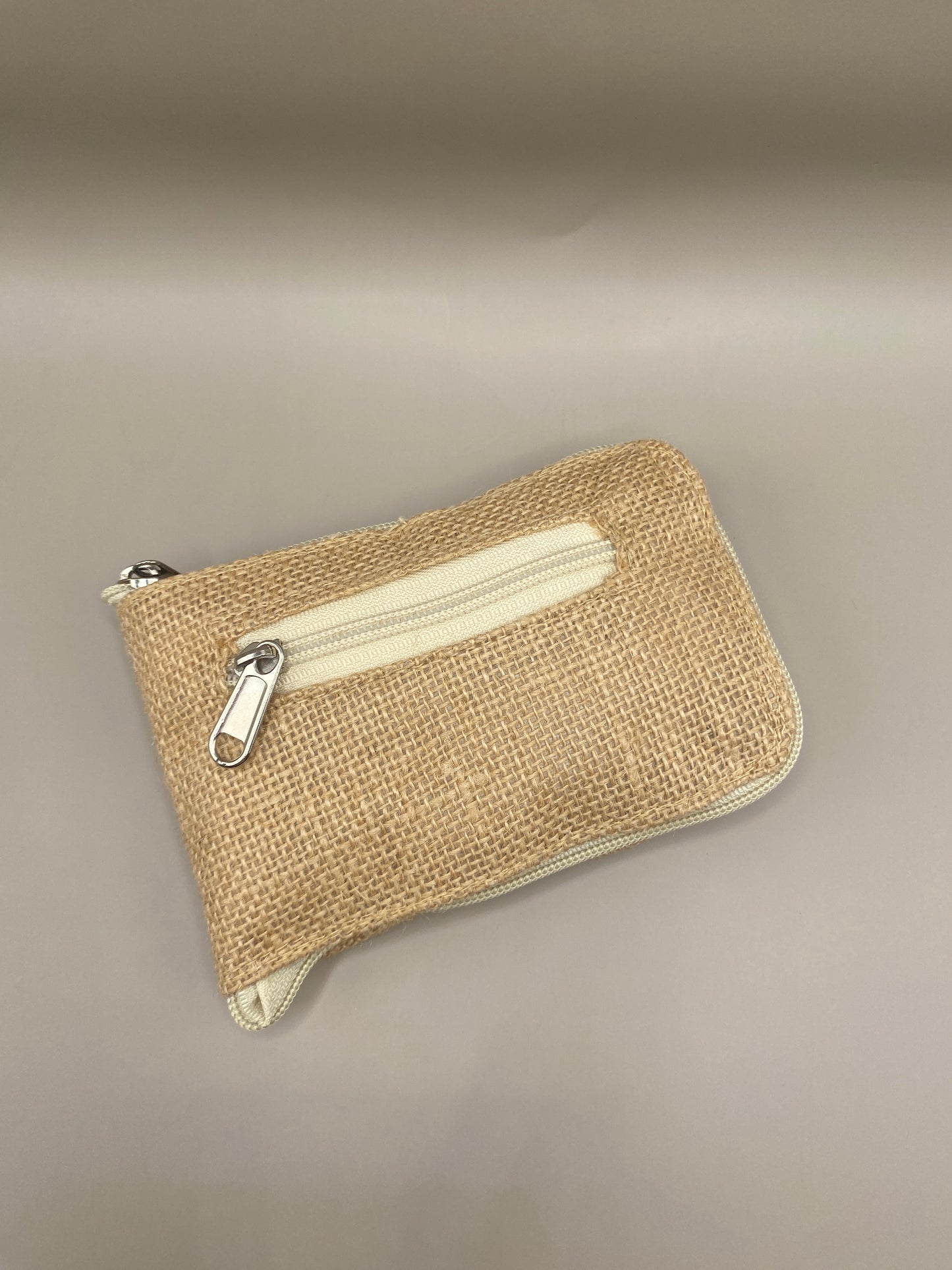 👜 Un sac shopping écoresponsable, pliable et solide ! Mélange de coton doux et de toile de jute, avec une pochette zippée intégrée et des anses renforcées : le parfait compagnon zéro plastique.
