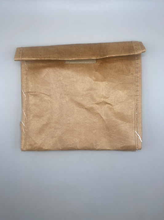 🥪 Un sac malin pour emporter ton déjeuner tout en réduisant les déchets. Fabriqué en papier recyclé laminé, avec intérieur isotherme en aluminium et fermeture velcro : durable, léger, et naturellement stylé.