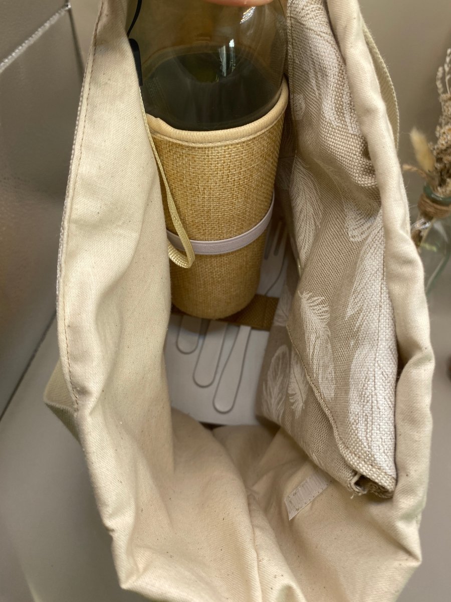 Tote bag en coton avec lunch box et gourde à l’intérieur, idéal pour le kit nomade.