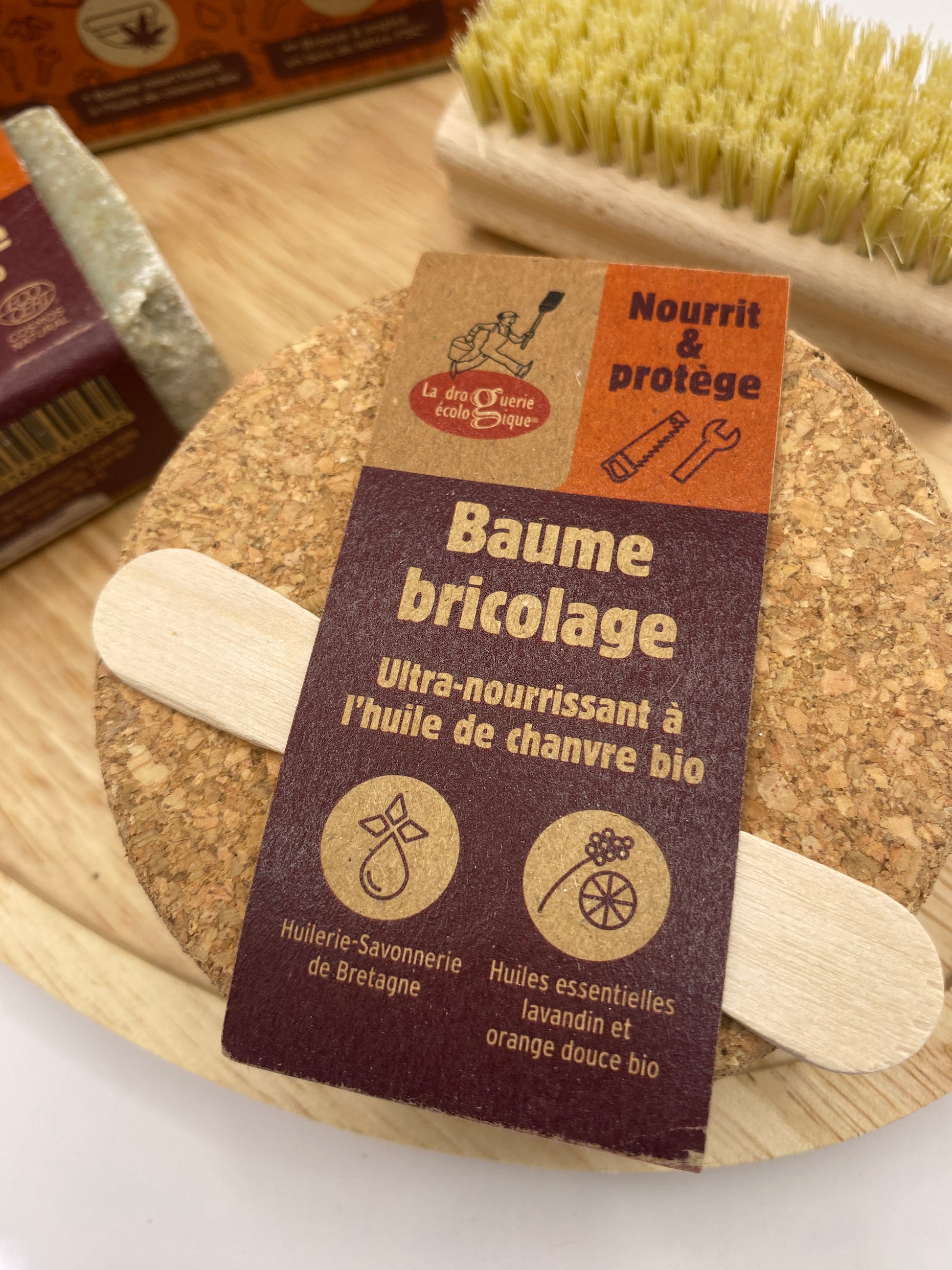 baume bricolage main à la poudre de noyau d'olive