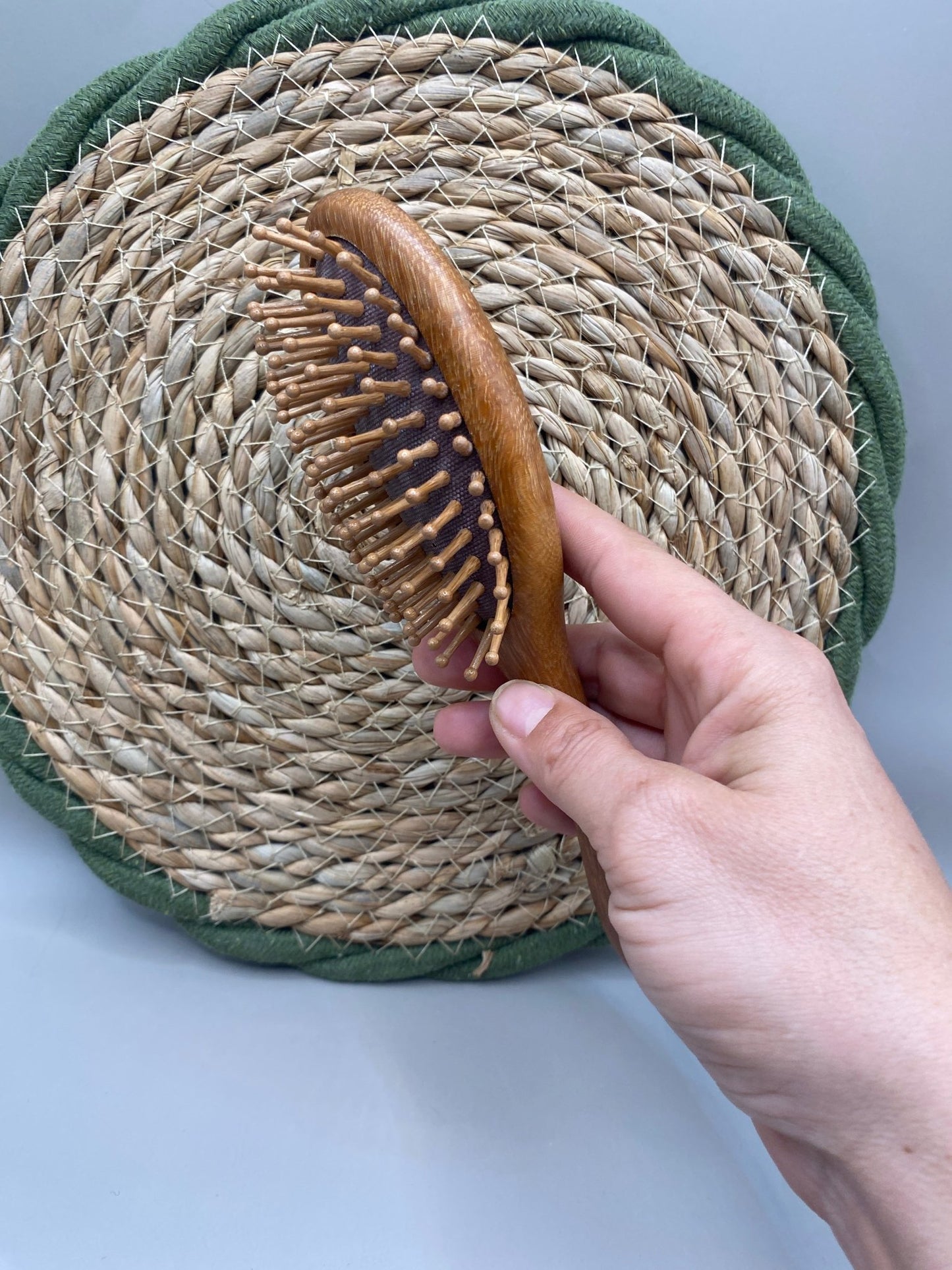 Brosse cheveux bois de santal avec picots bambou et silicone écologique
