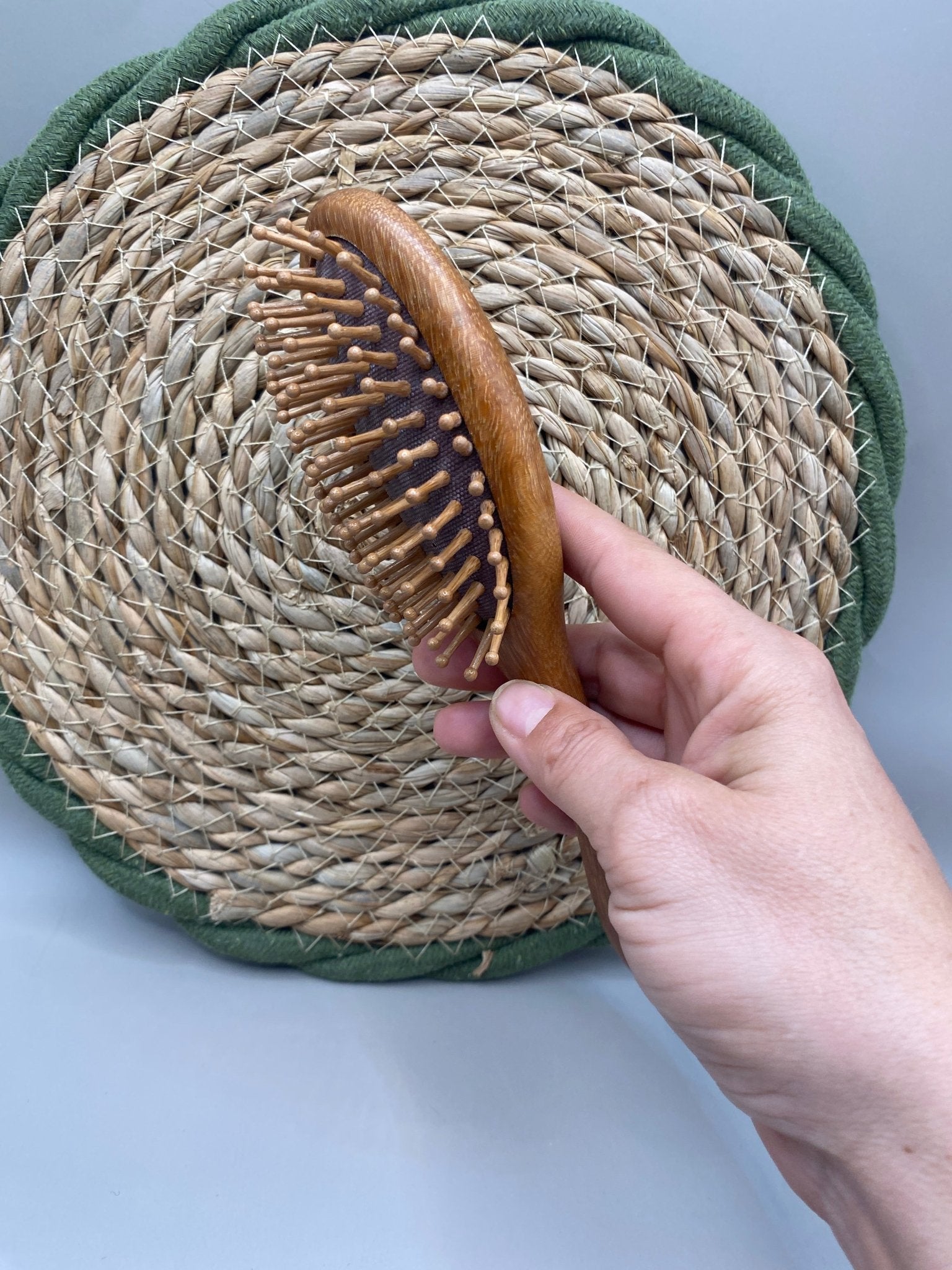 Brosse cheveux bois de santal avec picots bambou et silicone écologique
