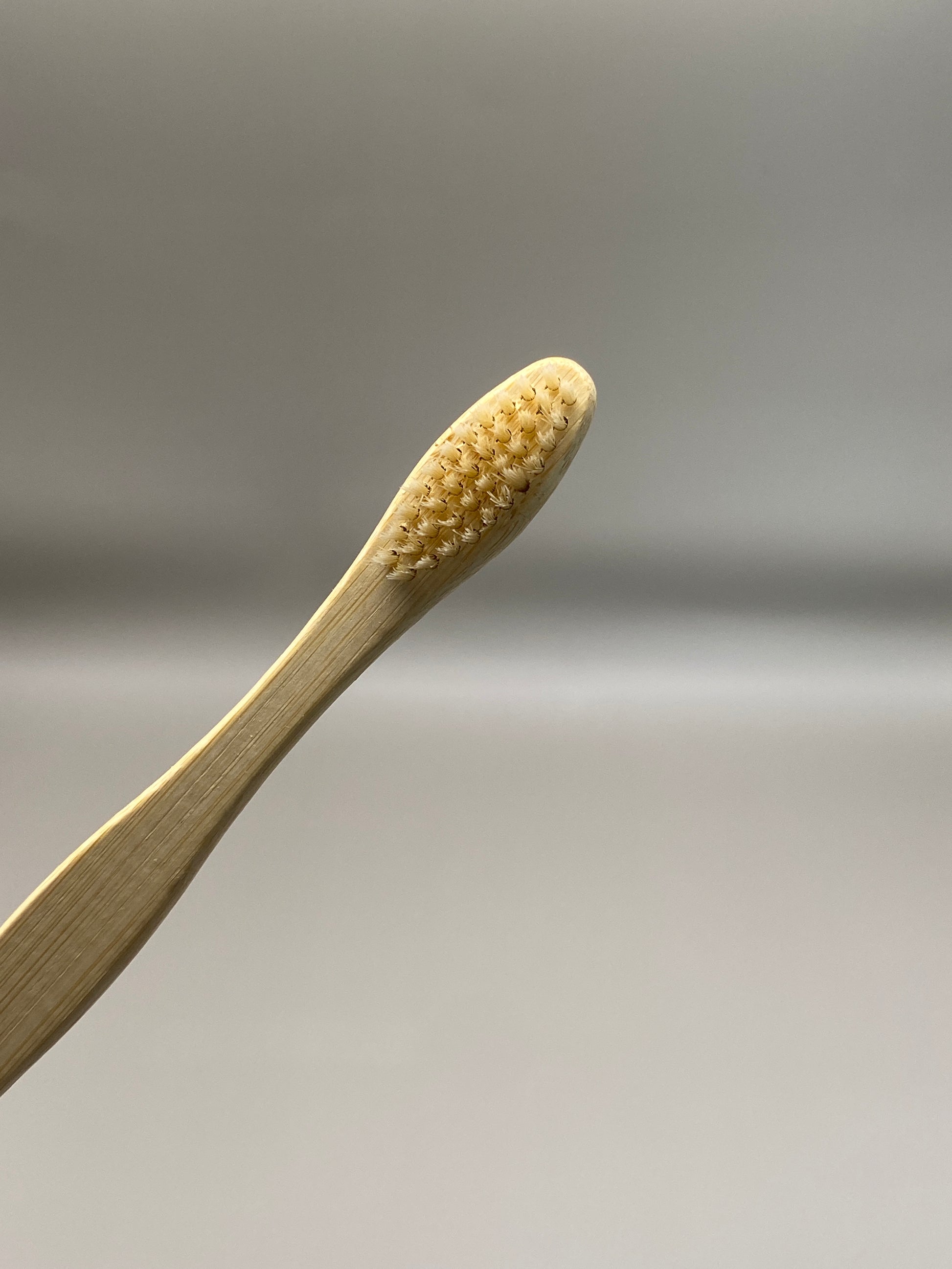 🪥 Une brosse à dents naturelle pour des dents propres sans compromis ! Avec son manche en bambou et ses filaments en nylon ultra doux, elle respecte l’environnement et tes gencives.