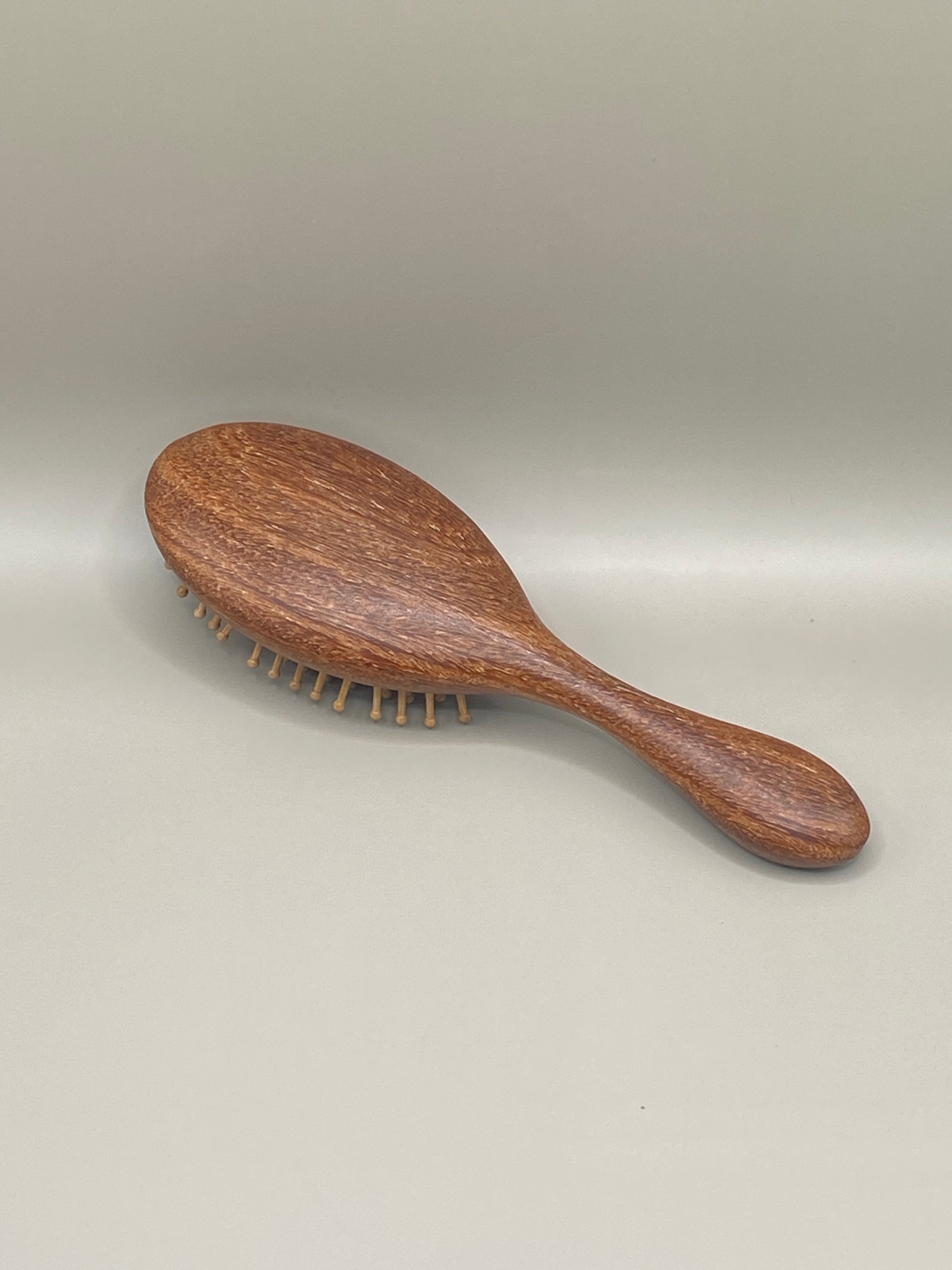 💆♀️ Démêle tes cheveux en douceur avec cette brosse en bois de santal, munie d’aiguilles en bambou et silicone. Confort, respect du cuir chevelu et style écolo au rendez-vous.