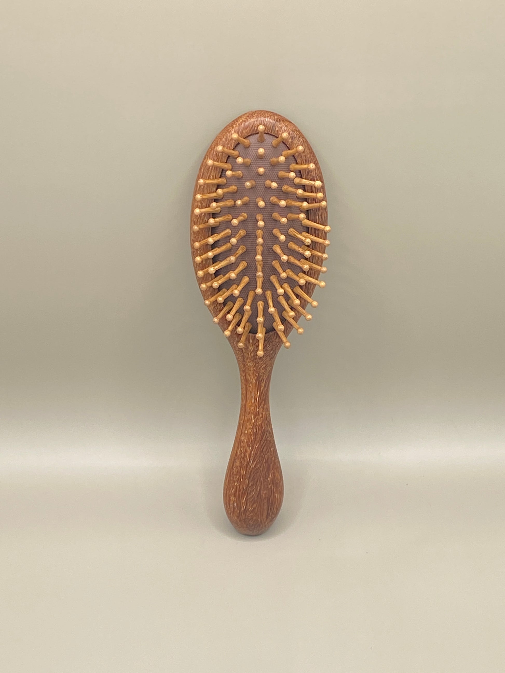 💆♀️ Démêle tes cheveux en douceur avec cette brosse en bois de santal, munie d’aiguilles en bambou et silicone. Confort, respect du cuir chevelu et style écolo au rendez-vous.