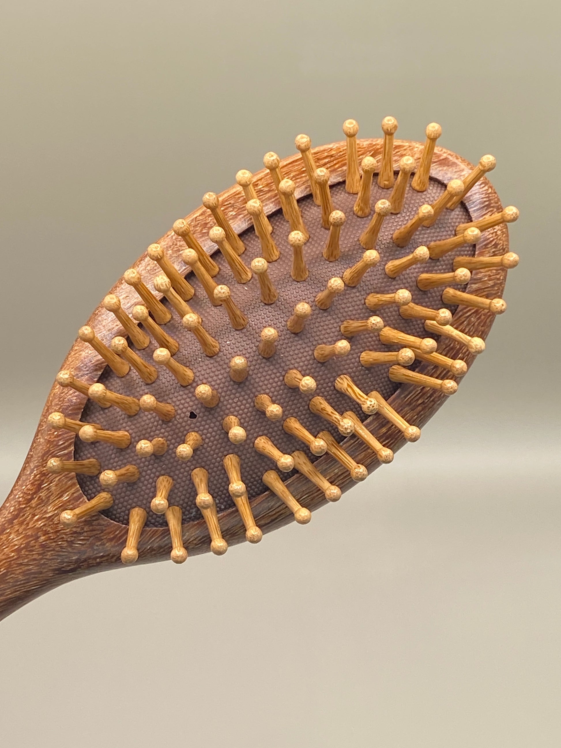 💆♀️ Démêle tes cheveux en douceur avec cette brosse en bois de santal, munie d’aiguilles en bambou et silicone. Confort, respect du cuir chevelu et style écolo au rendez-vous.