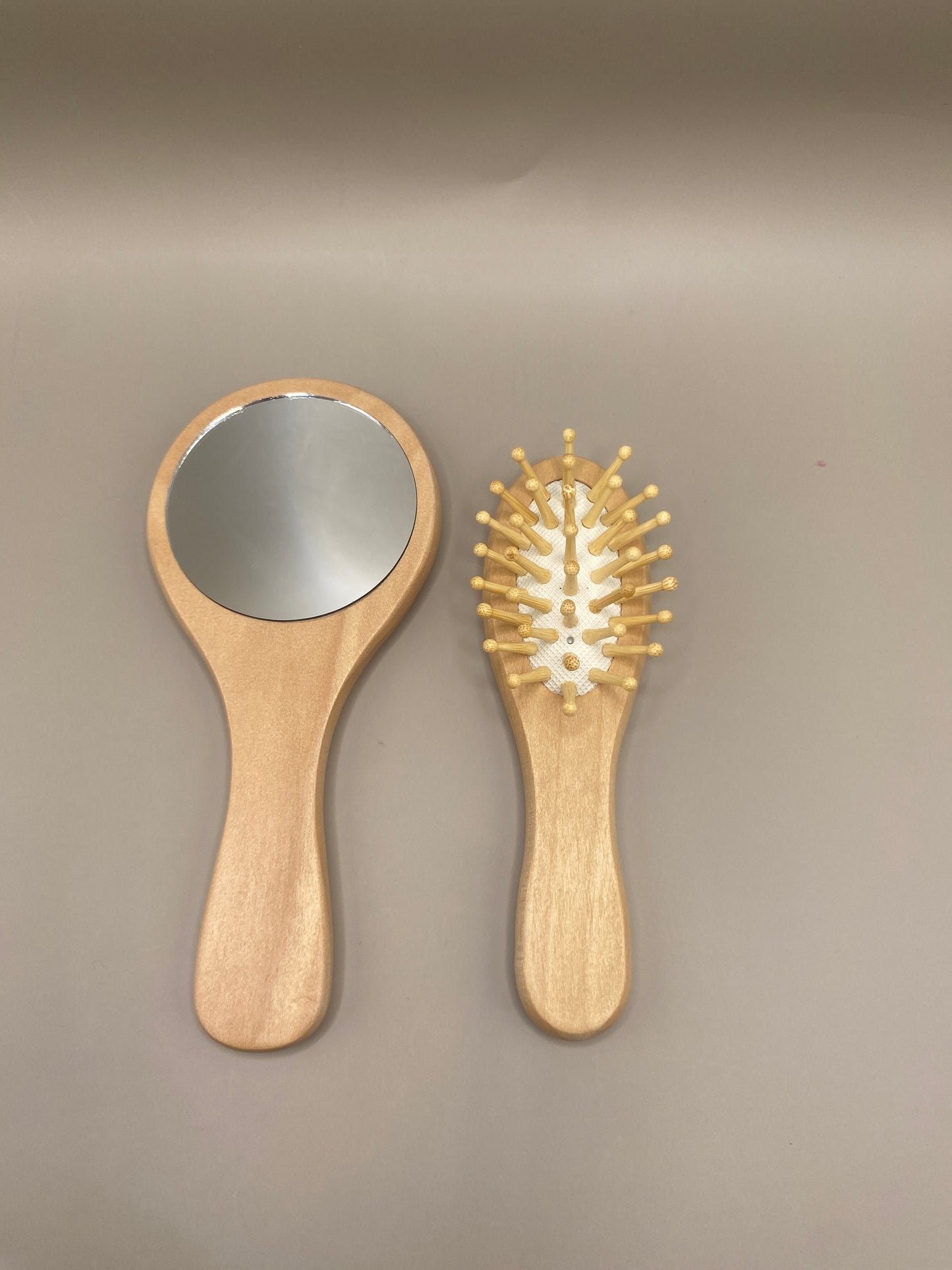 Un duo d’essentiels beauté à glisser dans son sac ou sa trousse. Élégants, durables et 100 % sans plastique, ils t’accompagnent au quotidien ou en voyage.