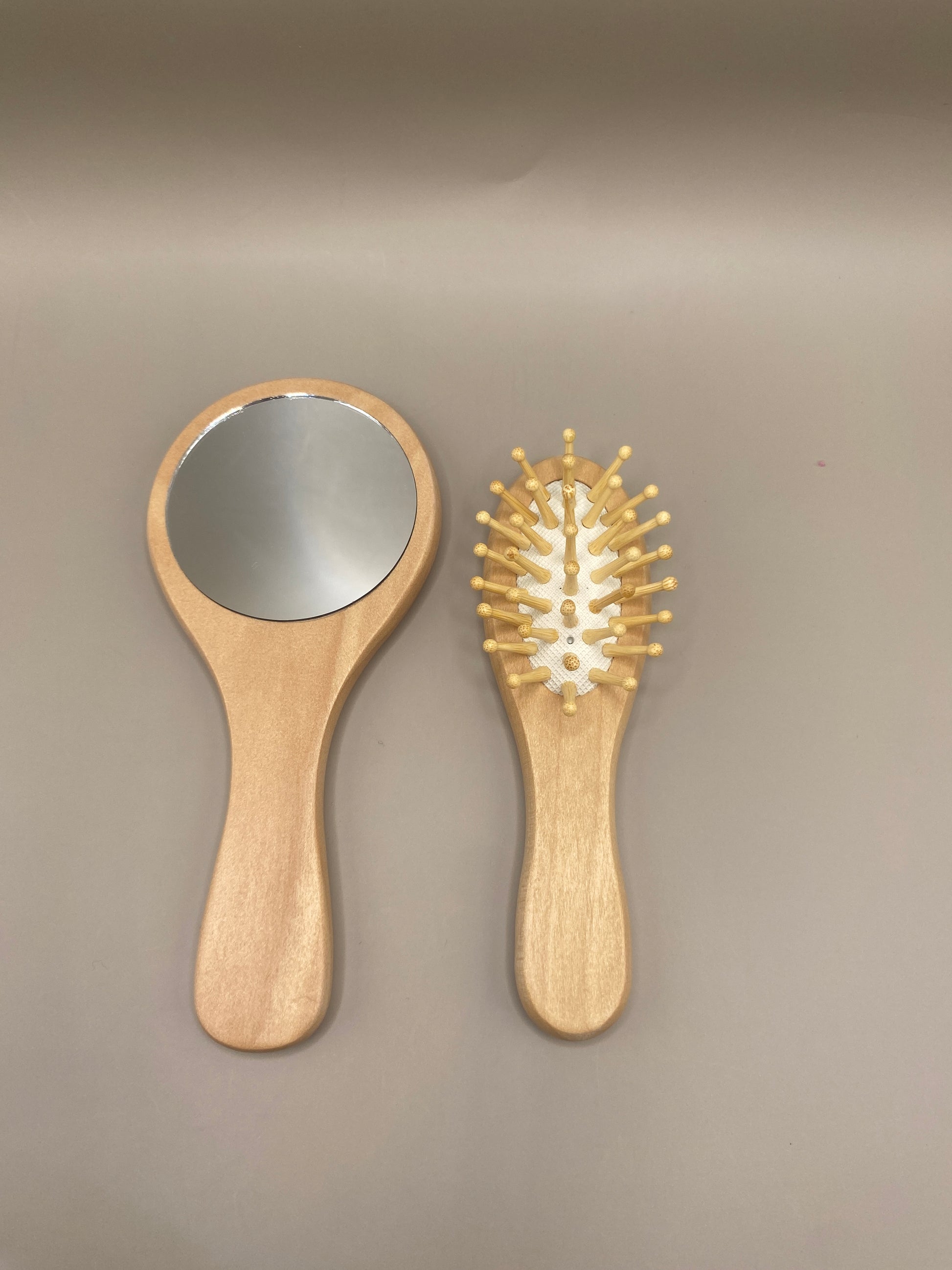 Un duo d’essentiels beauté à glisser dans son sac ou sa trousse. Élégants, durables et 100 % sans plastique, ils t’accompagnent au quotidien ou en voyage.