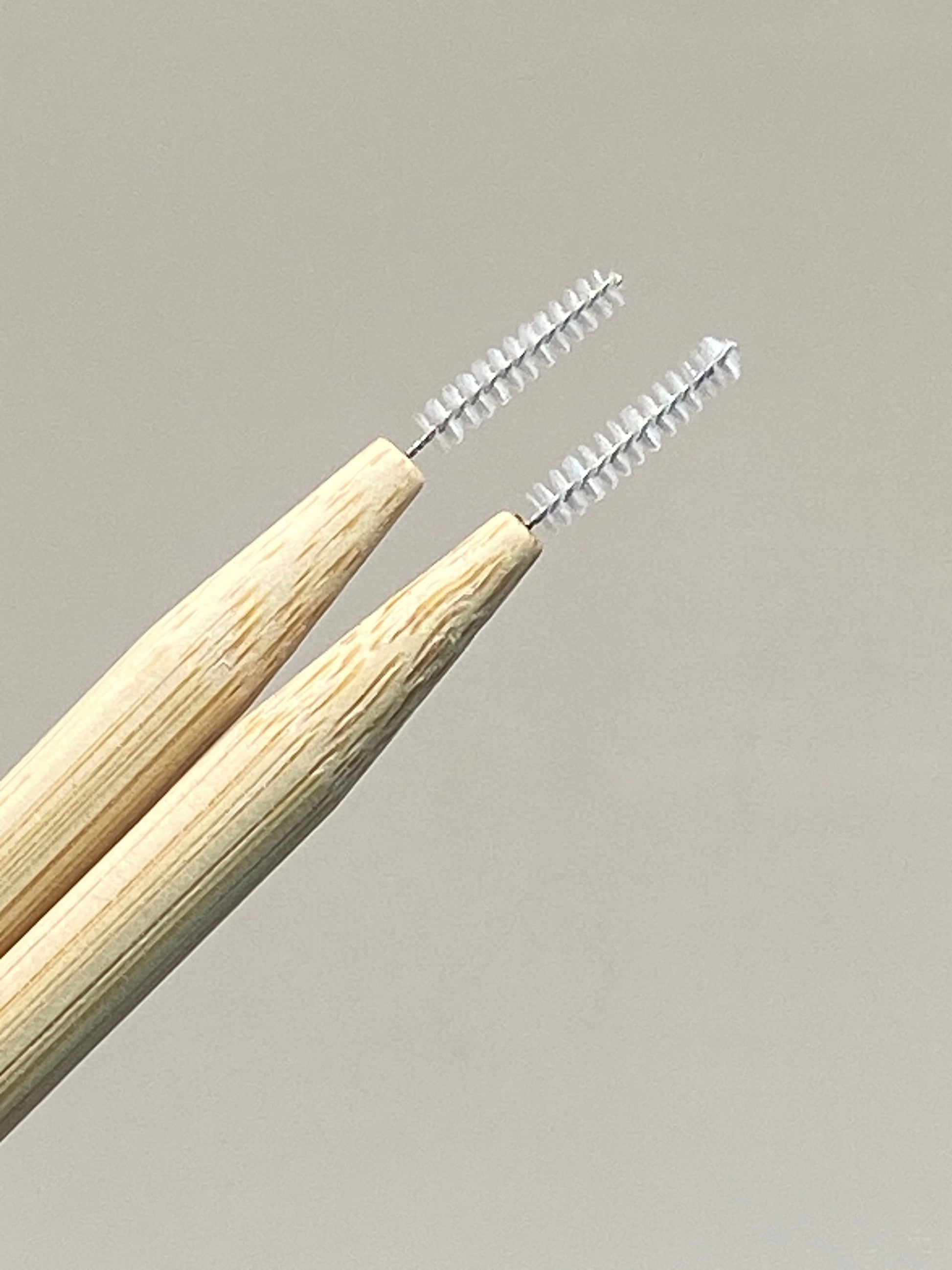 🦷 Garde des dents impeccables jusqu’au moindre recoin ! Ce lot de 2 brossettes interdentaires allie efficacité et respect de l’environnement grâce à leur manche en bambou naturel et leurs poils en nylon souple.