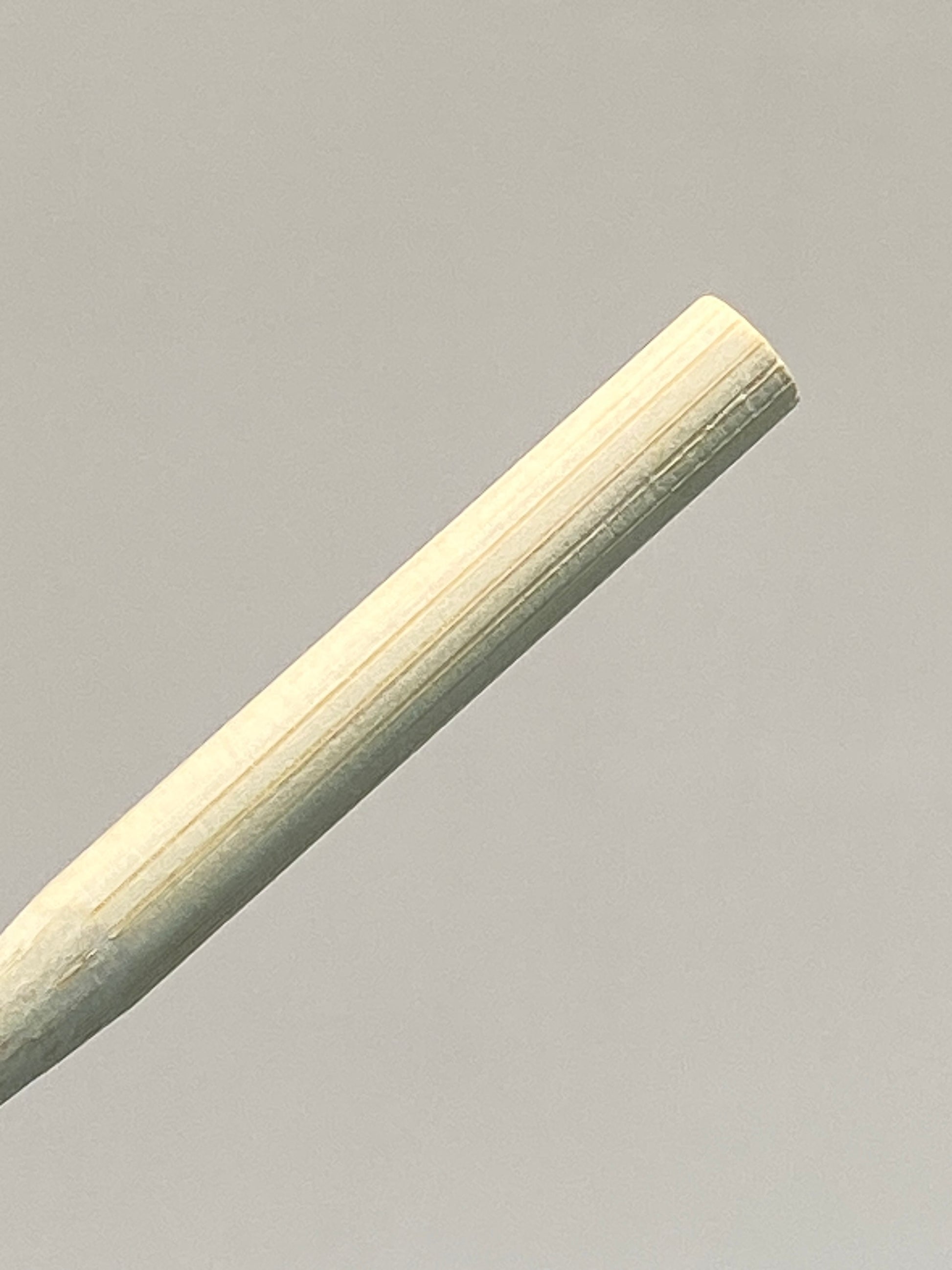 🦷 Garde des dents impeccables jusqu’au moindre recoin ! Ce lot de 2 brossettes interdentaires allie efficacité et respect de l’environnement grâce à leur manche en bambou naturel et leurs poils en nylon souple.