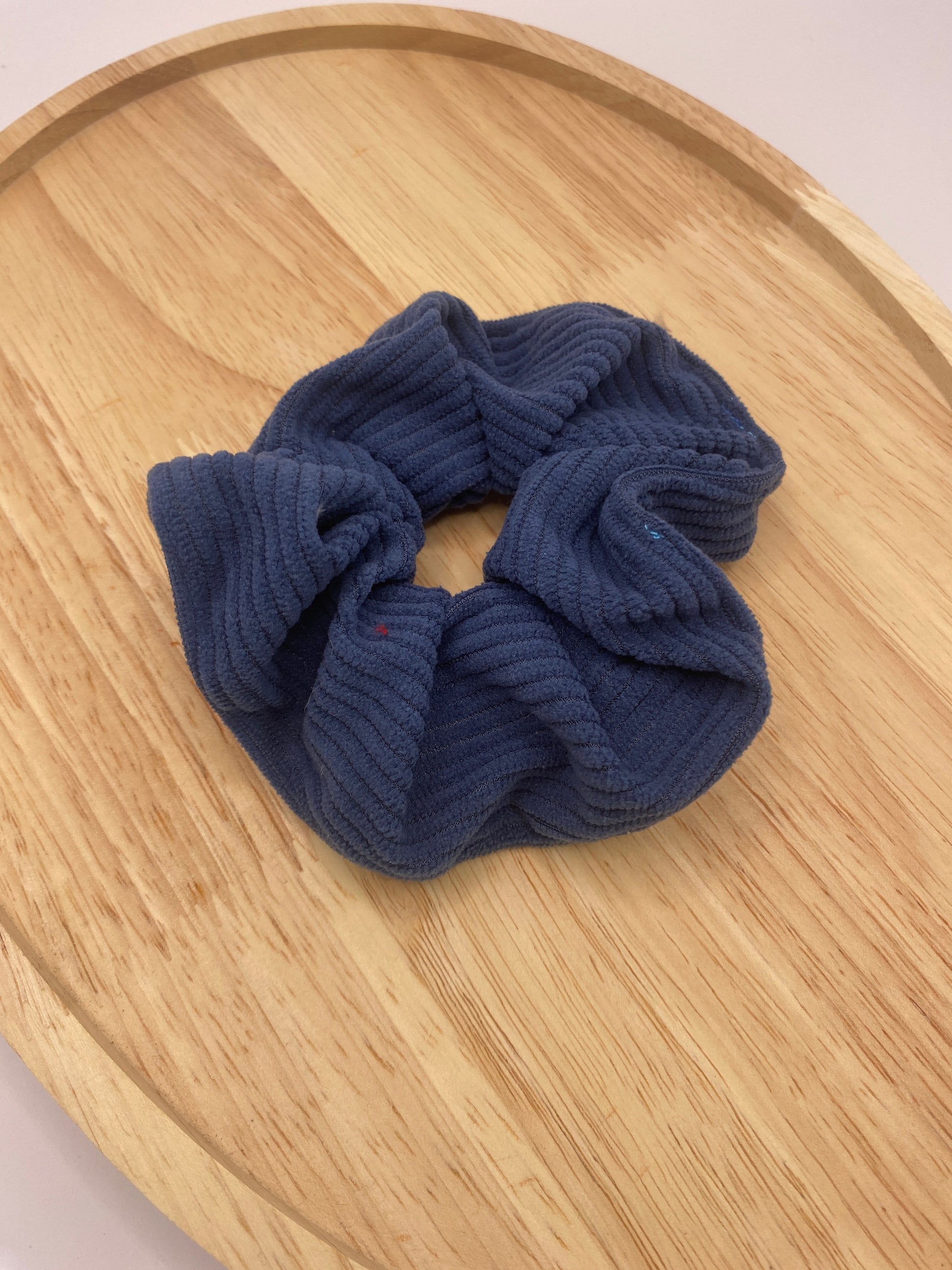 chouchou cheveux artisanal en velours bleu upcyclé