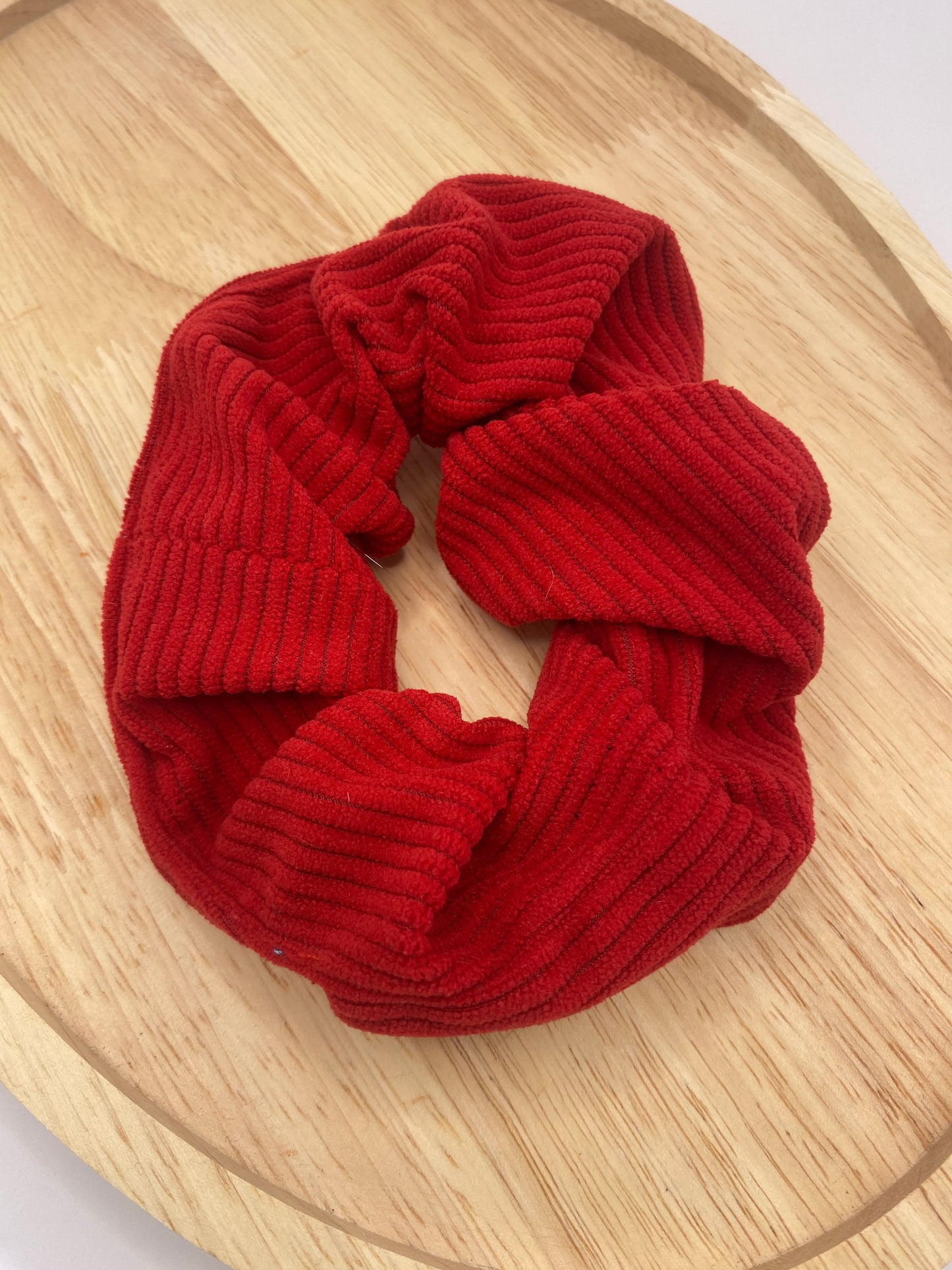 chouchou pour cheveux artisanal et fait en France en velours rouge